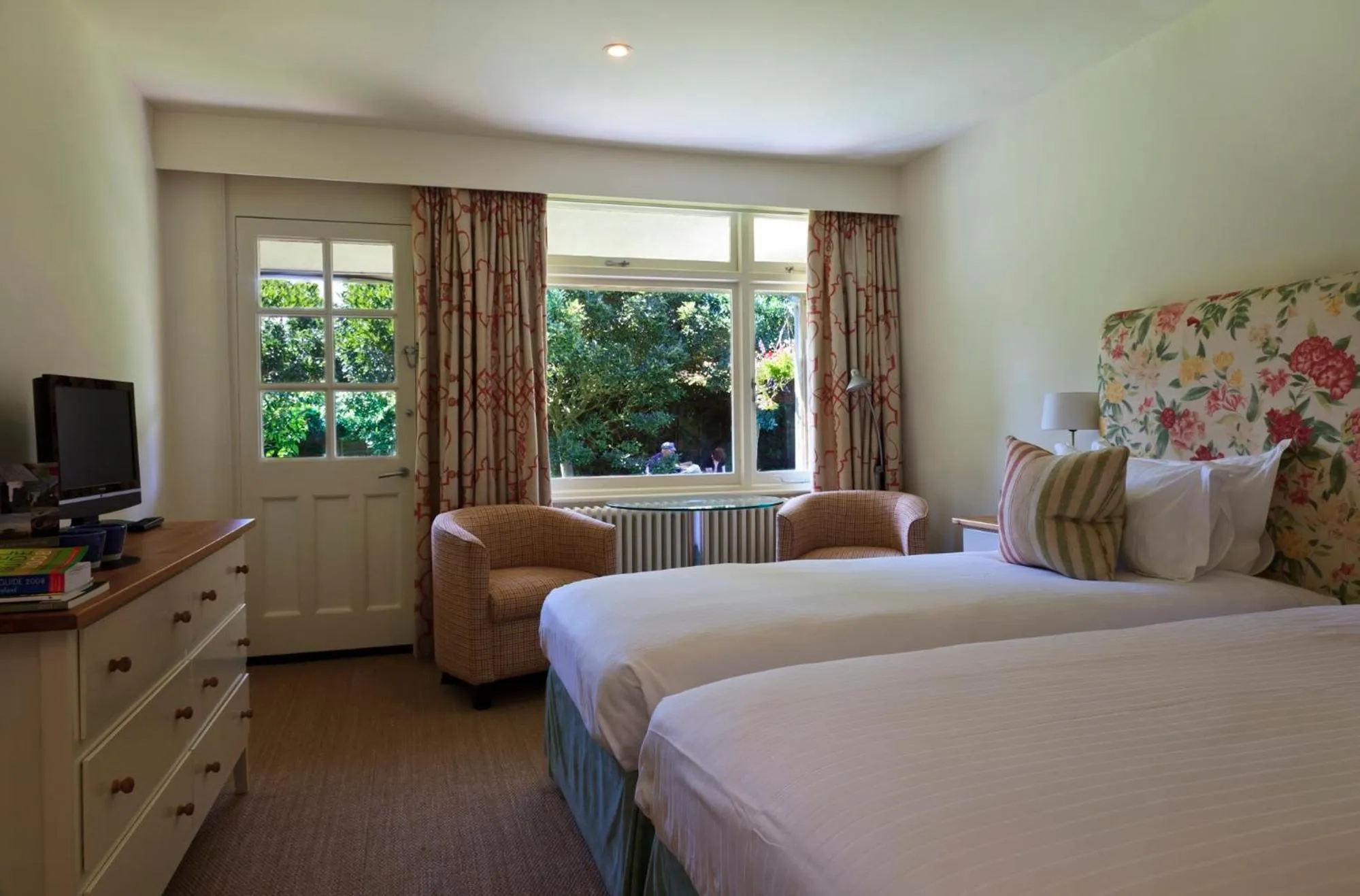 Garden view, Bed in Crown and Castle