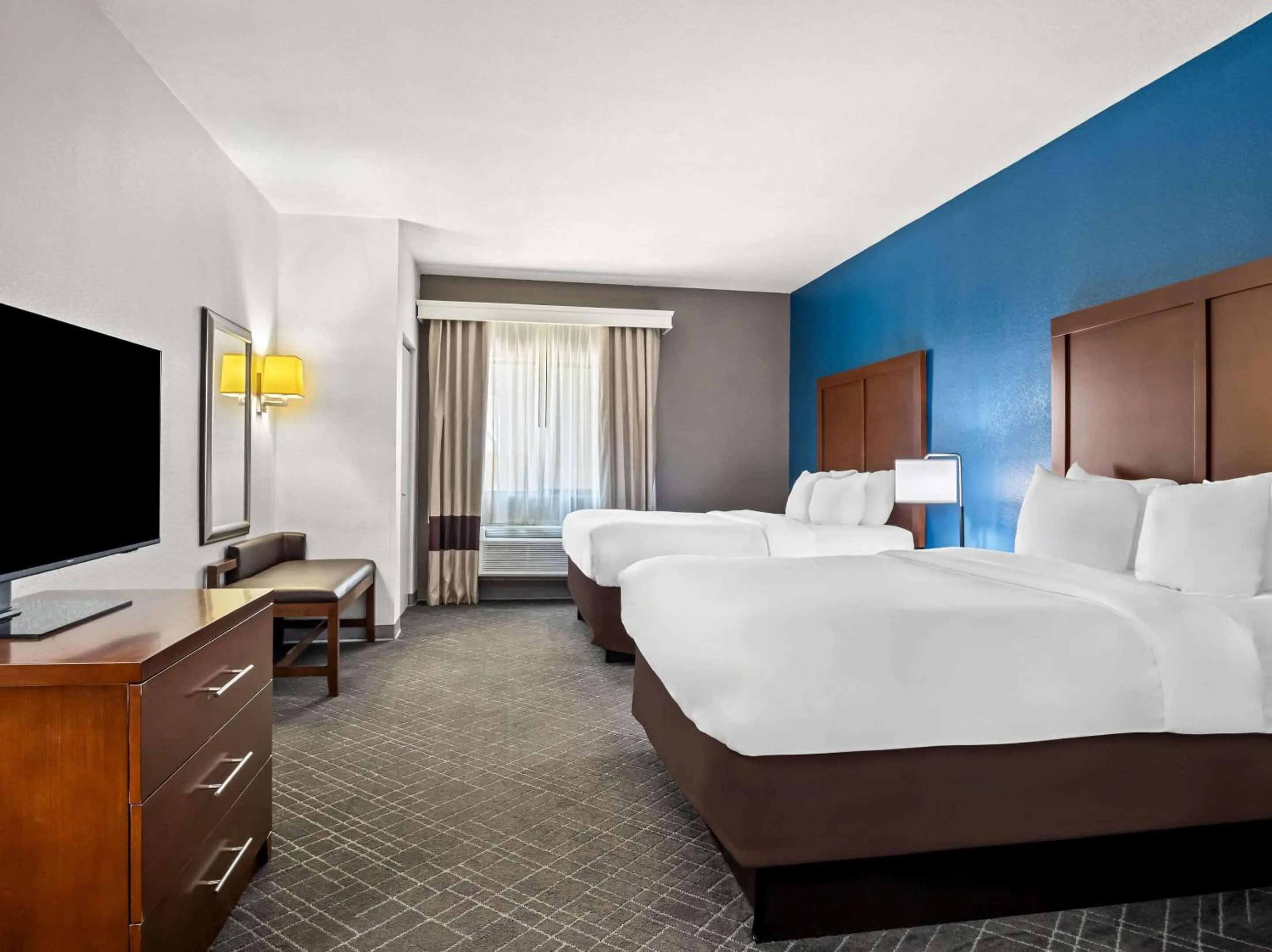 Bedroom, Bed in Comfort Suites Lindale