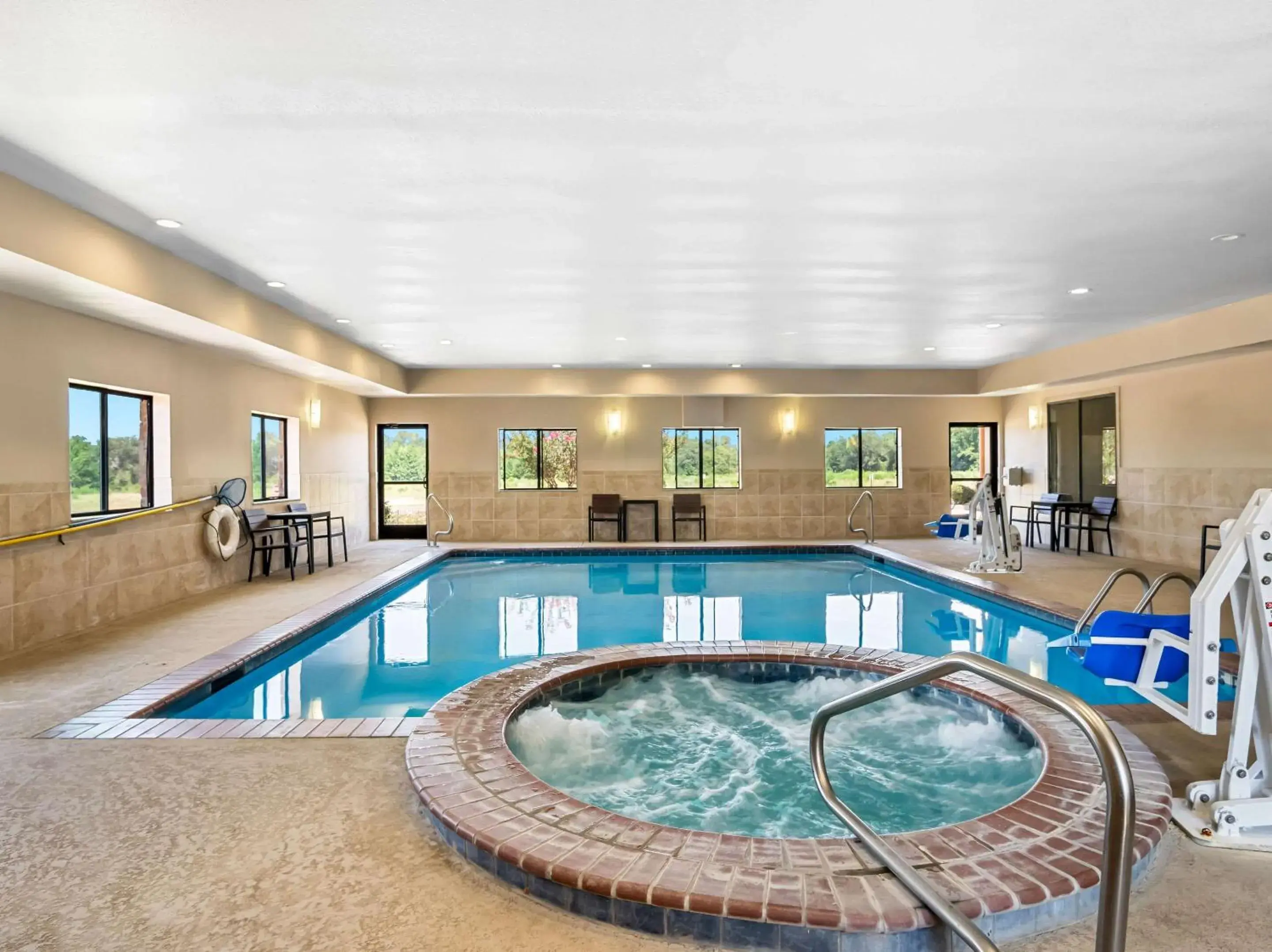 Swimming pool in Comfort Suites Lindale Swimming pool in Comfort Suites Lindale