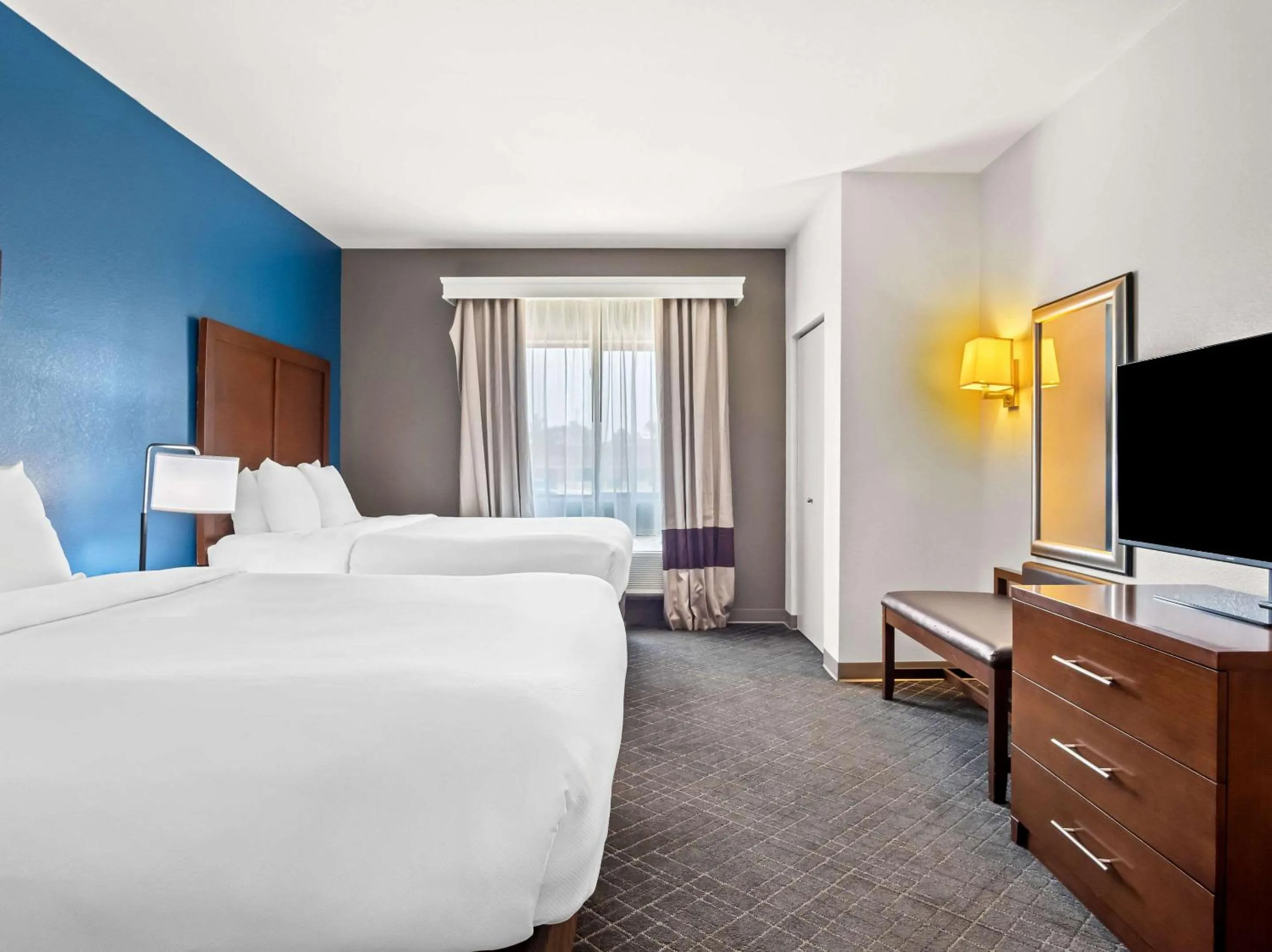 Bedroom, Bed in Comfort Suites Lindale