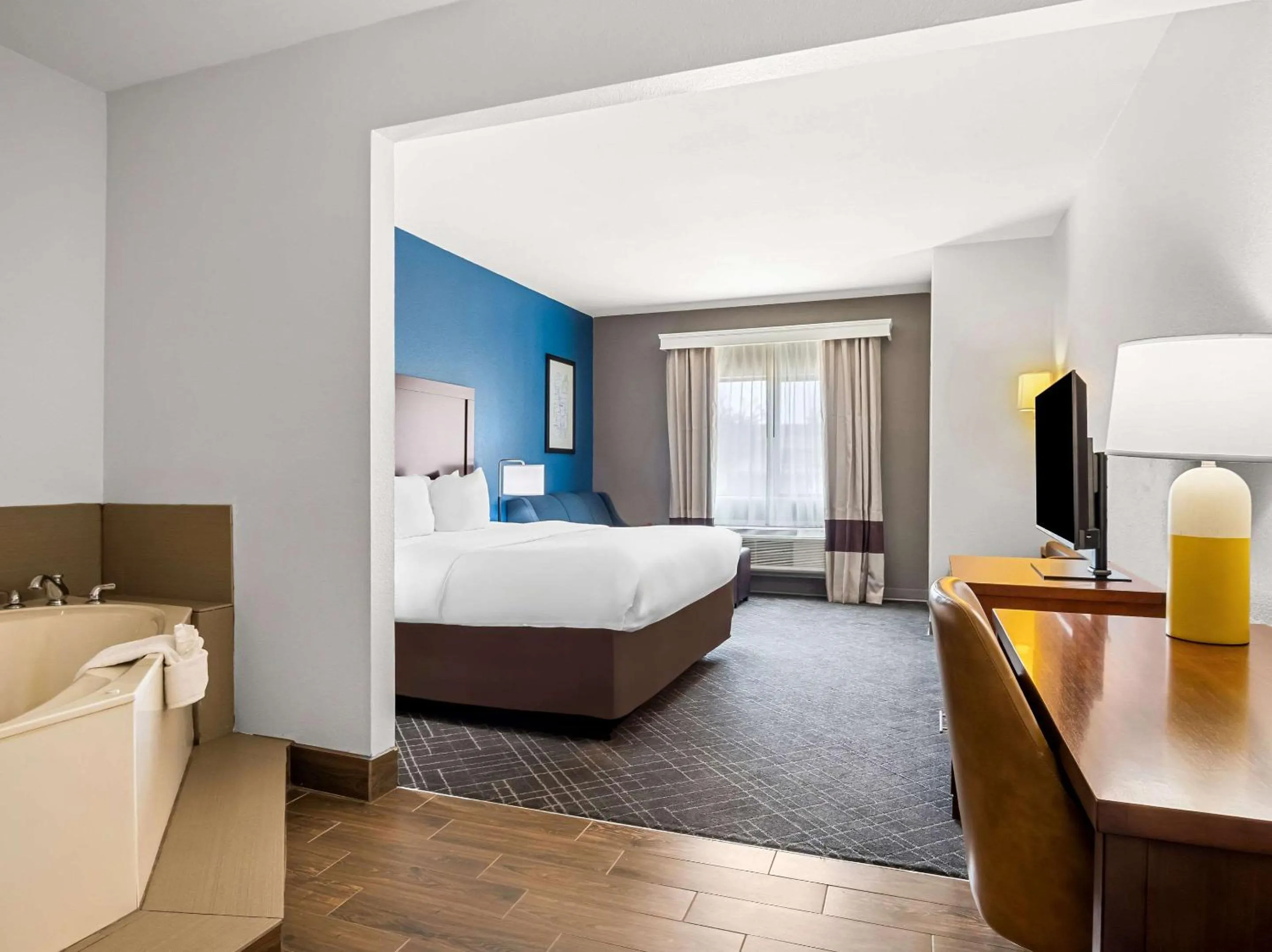 Bedroom, Bed in Comfort Suites Lindale