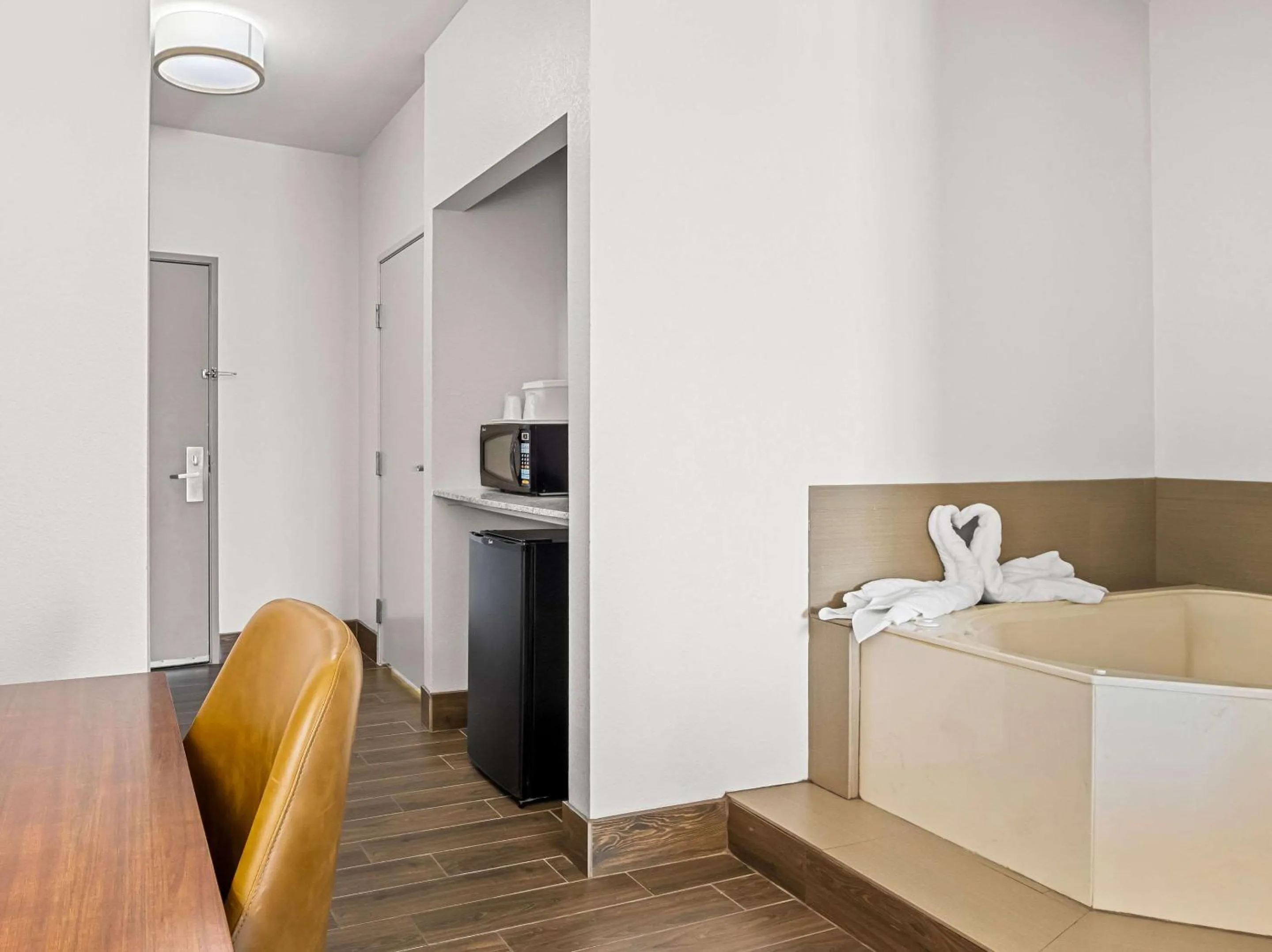 Bedroom in Comfort Suites Lindale