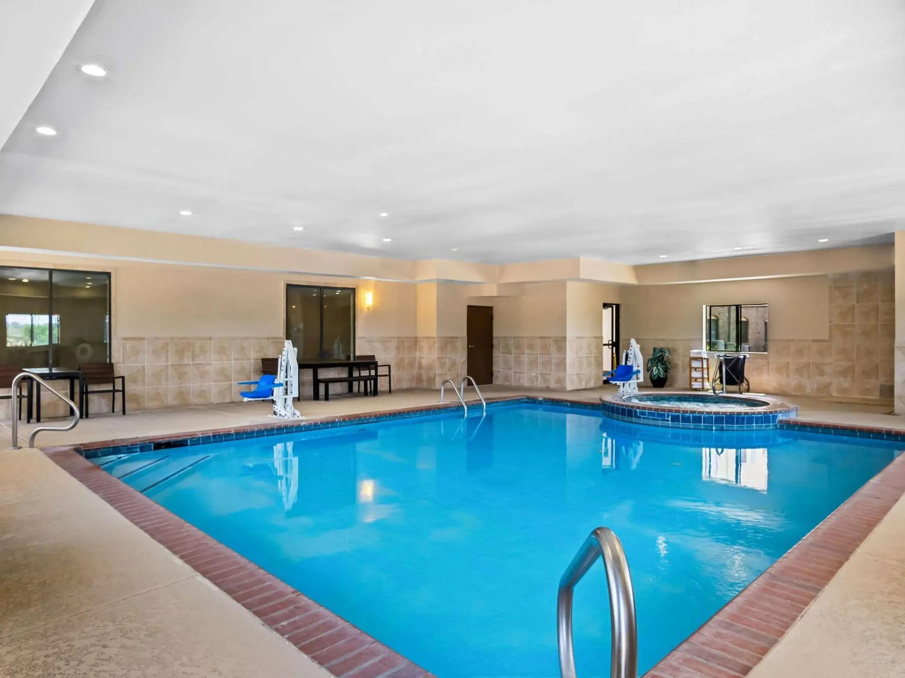 Swimming pool in Comfort Suites Lindale Swimming pool in Comfort Suites Lindale