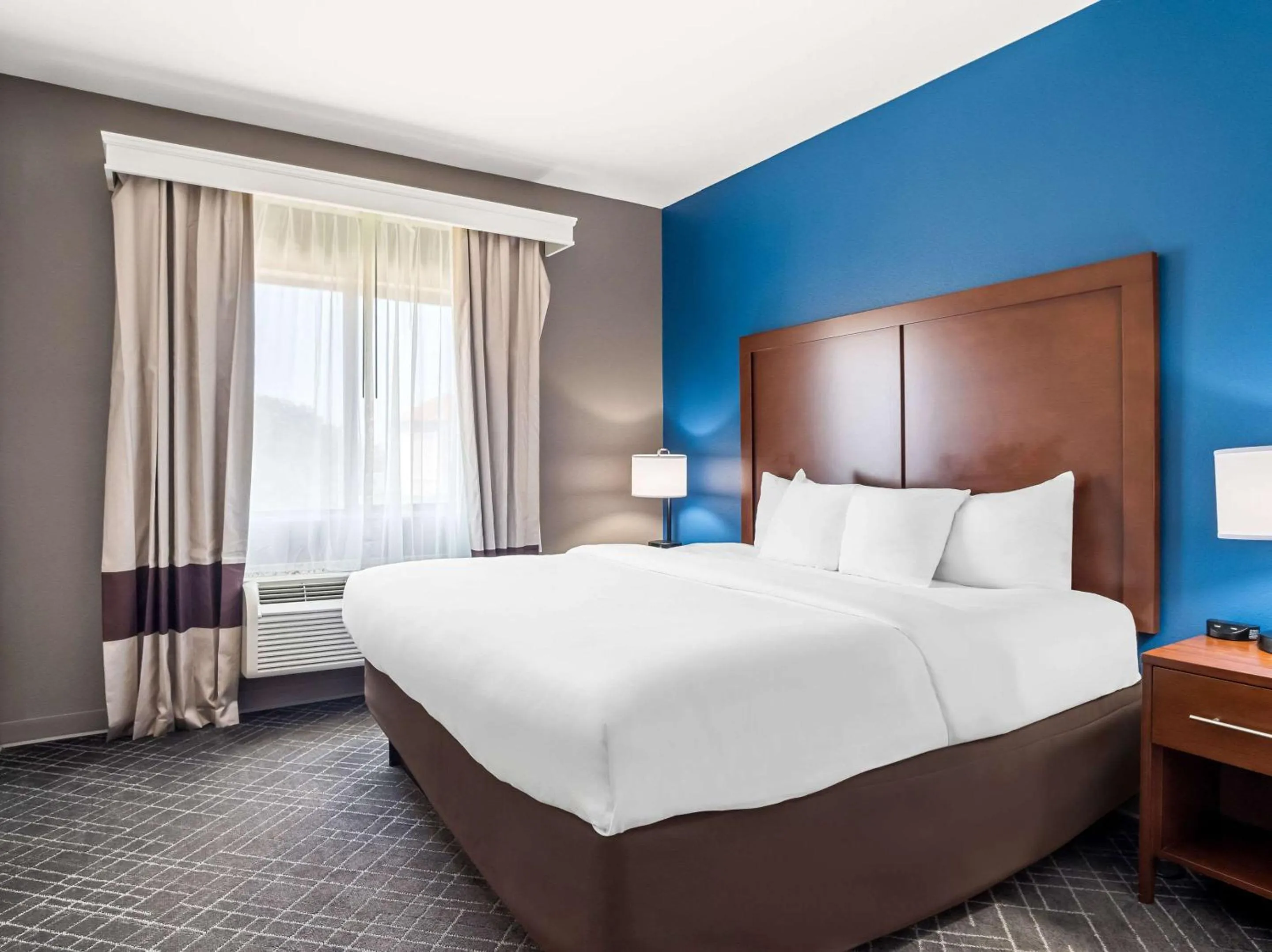 Bedroom, Bed in Comfort Suites Lindale