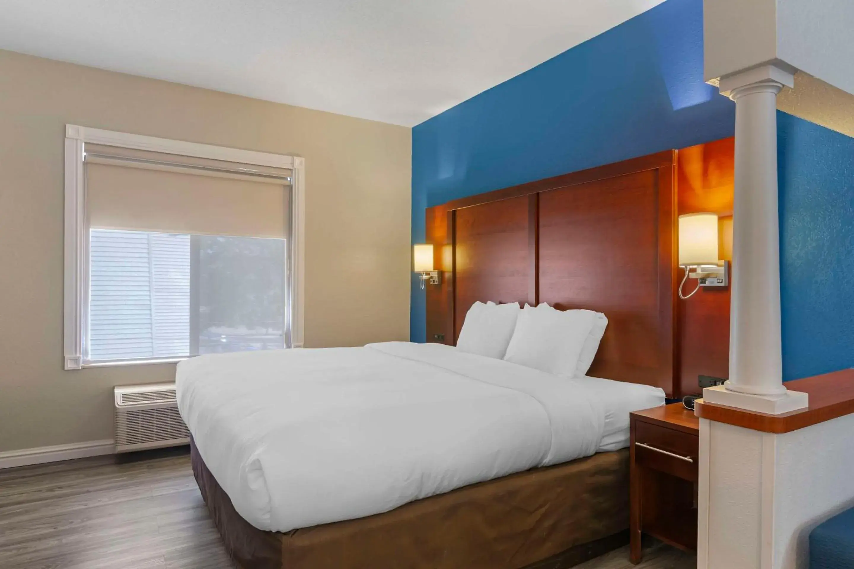 Bedroom, Bed in Comfort Suites St Charles-St Louis Bedroom, Bed in Comfort Suites St Charles-St Louis