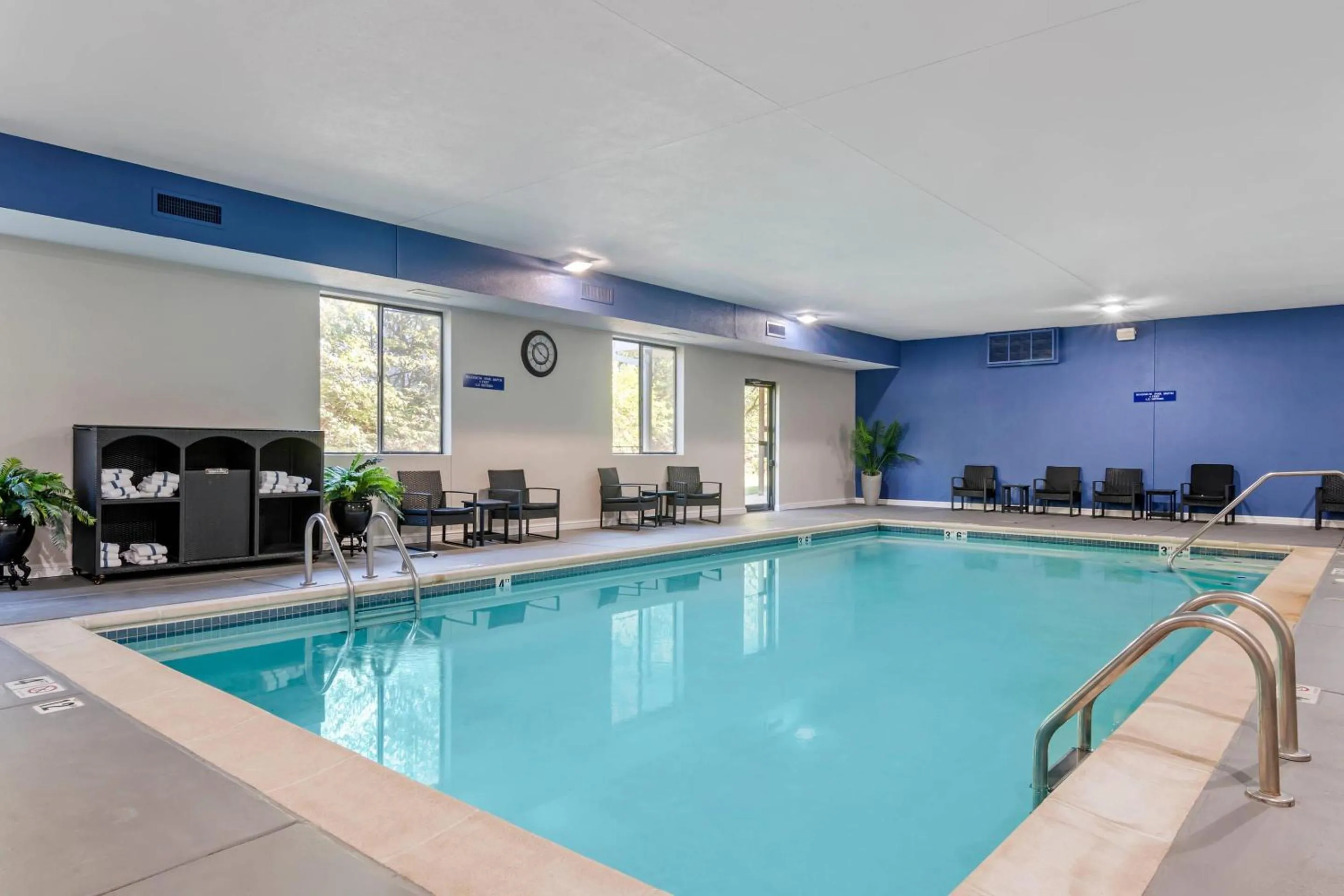 Swimming pool in Comfort Suites St Charles-St Louis