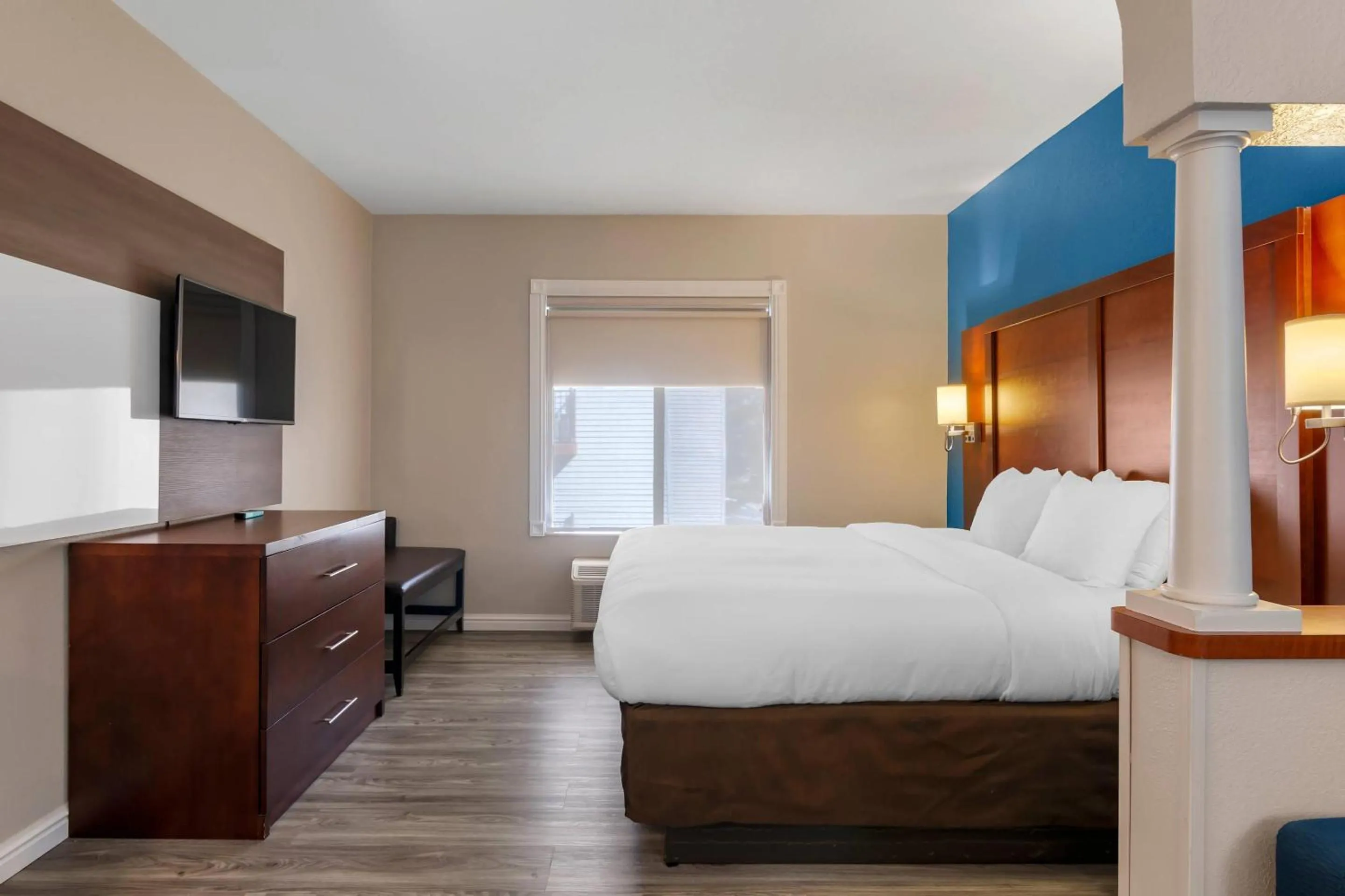 Bedroom, Bed in Comfort Suites St Charles-St Louis