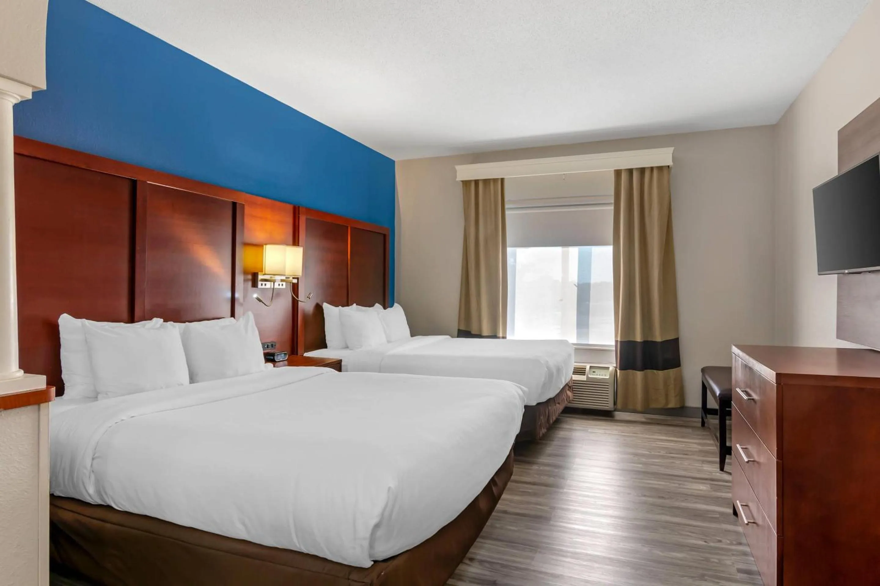 Bedroom, Bed in Comfort Suites St Charles-St Louis