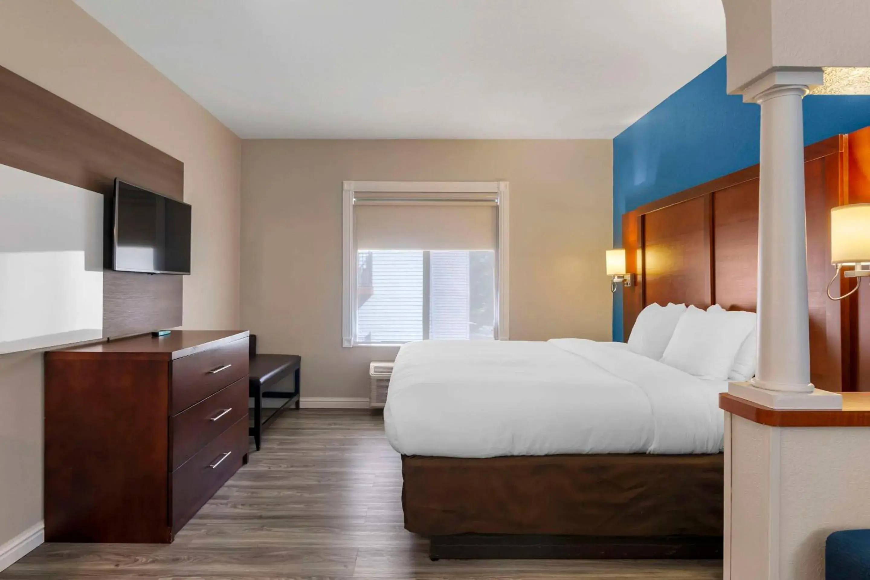 Bedroom, Bed in Comfort Suites St Charles-St Louis Bedroom, Bed in Comfort Suites St Charles-St Louis