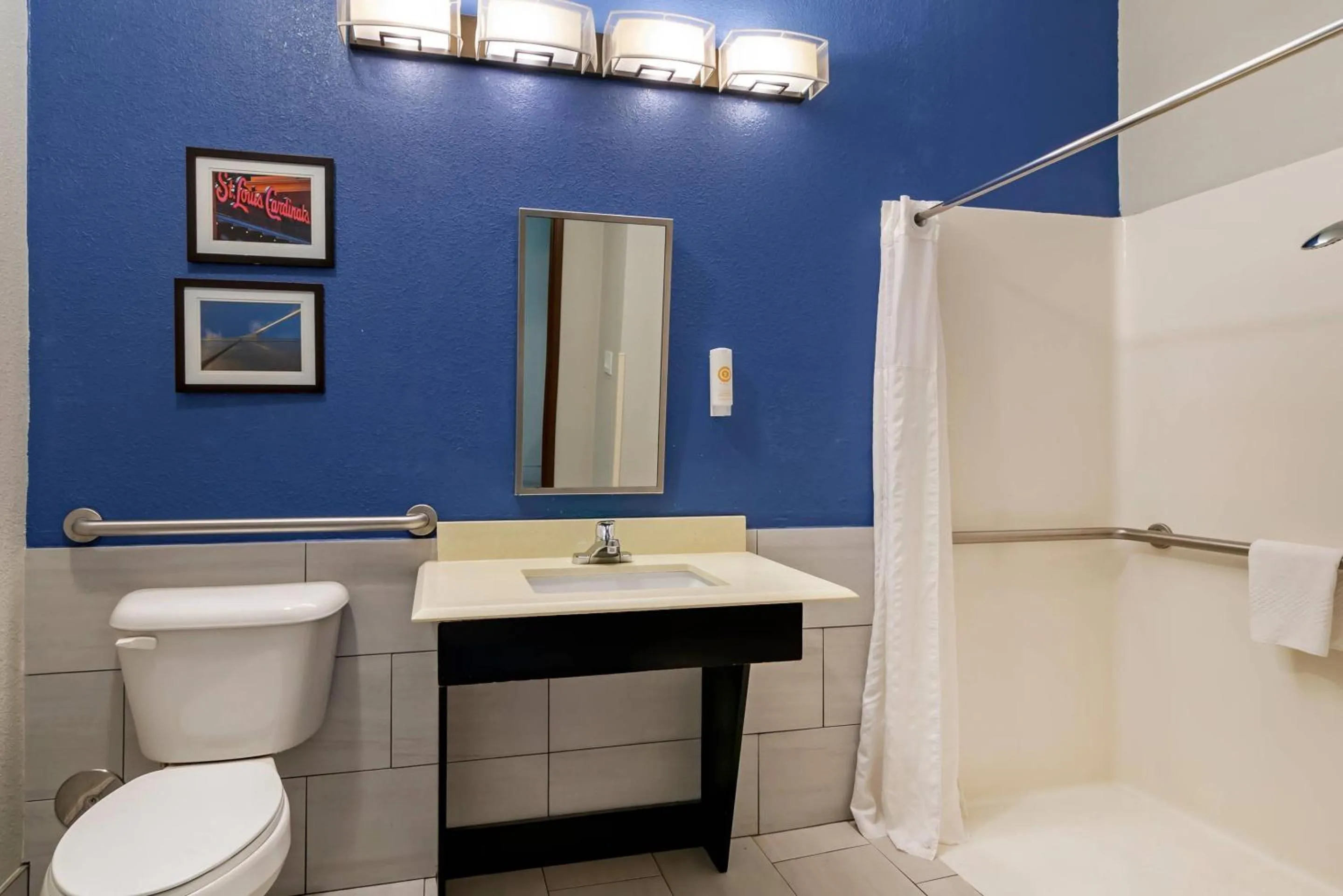 Bedroom in Comfort Suites St Charles-St Louis