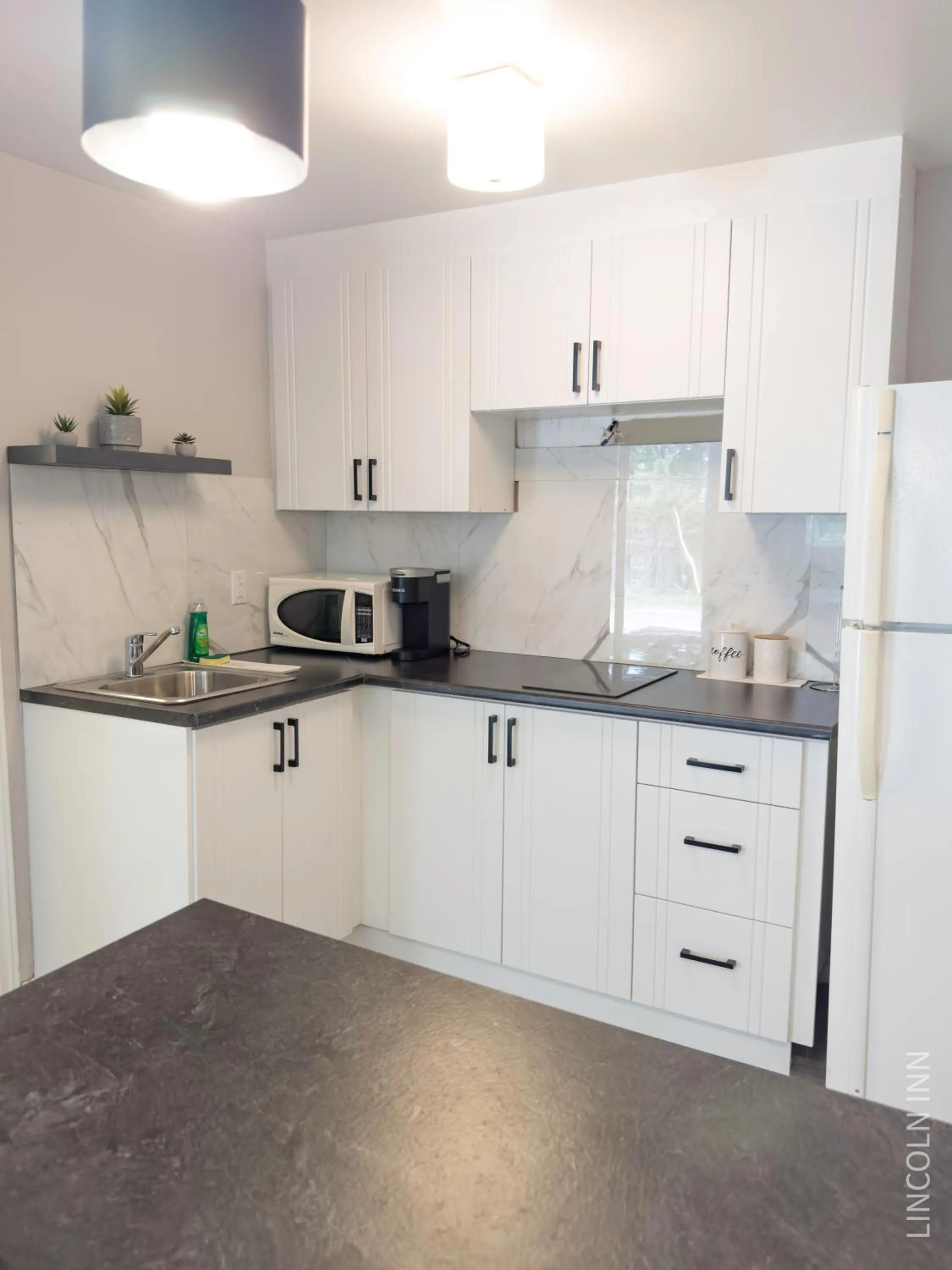 Kitchen or kitchenette in Lincoln Inn Fredericton