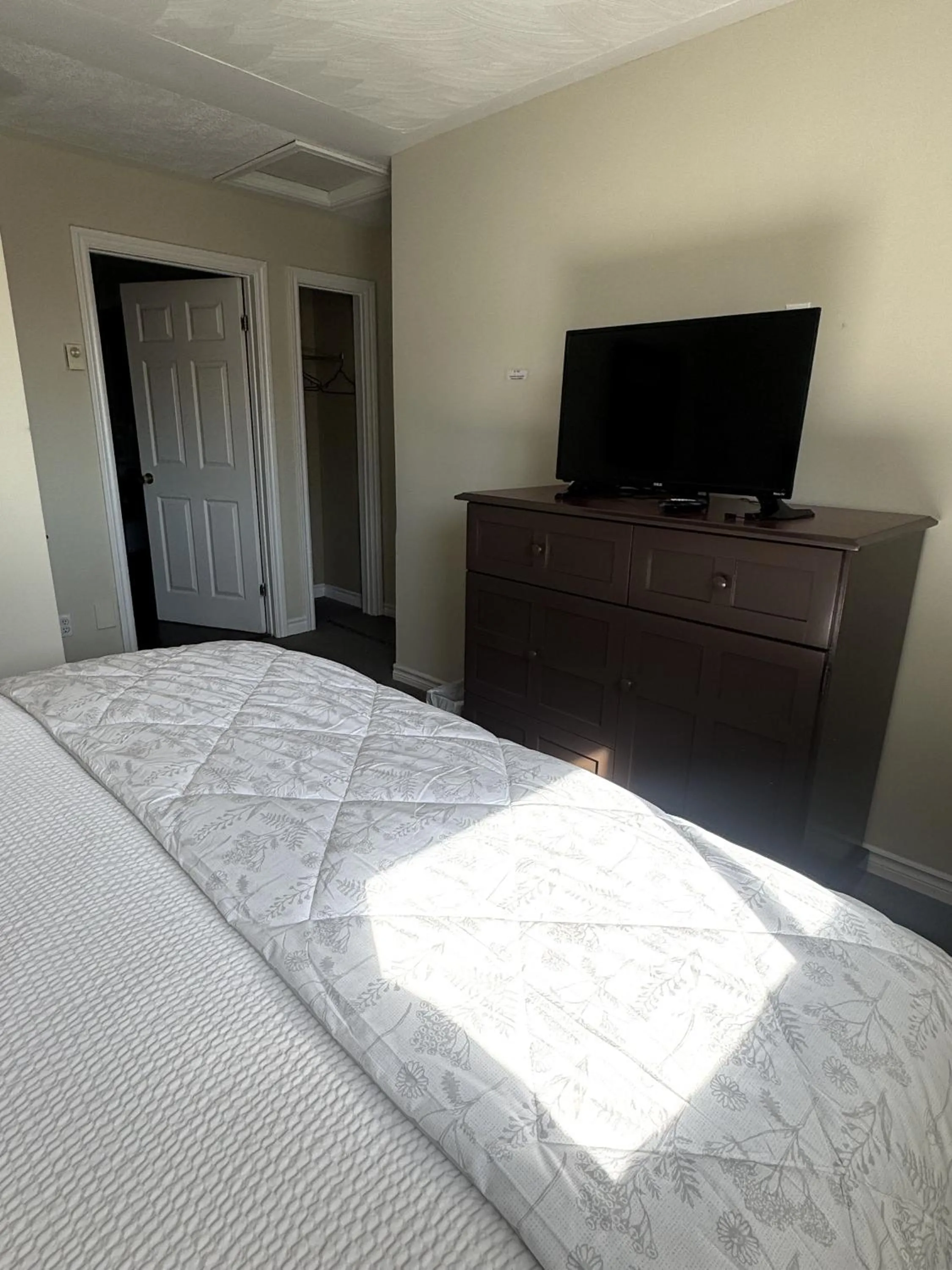 Bed in Lincoln Inn Fredericton