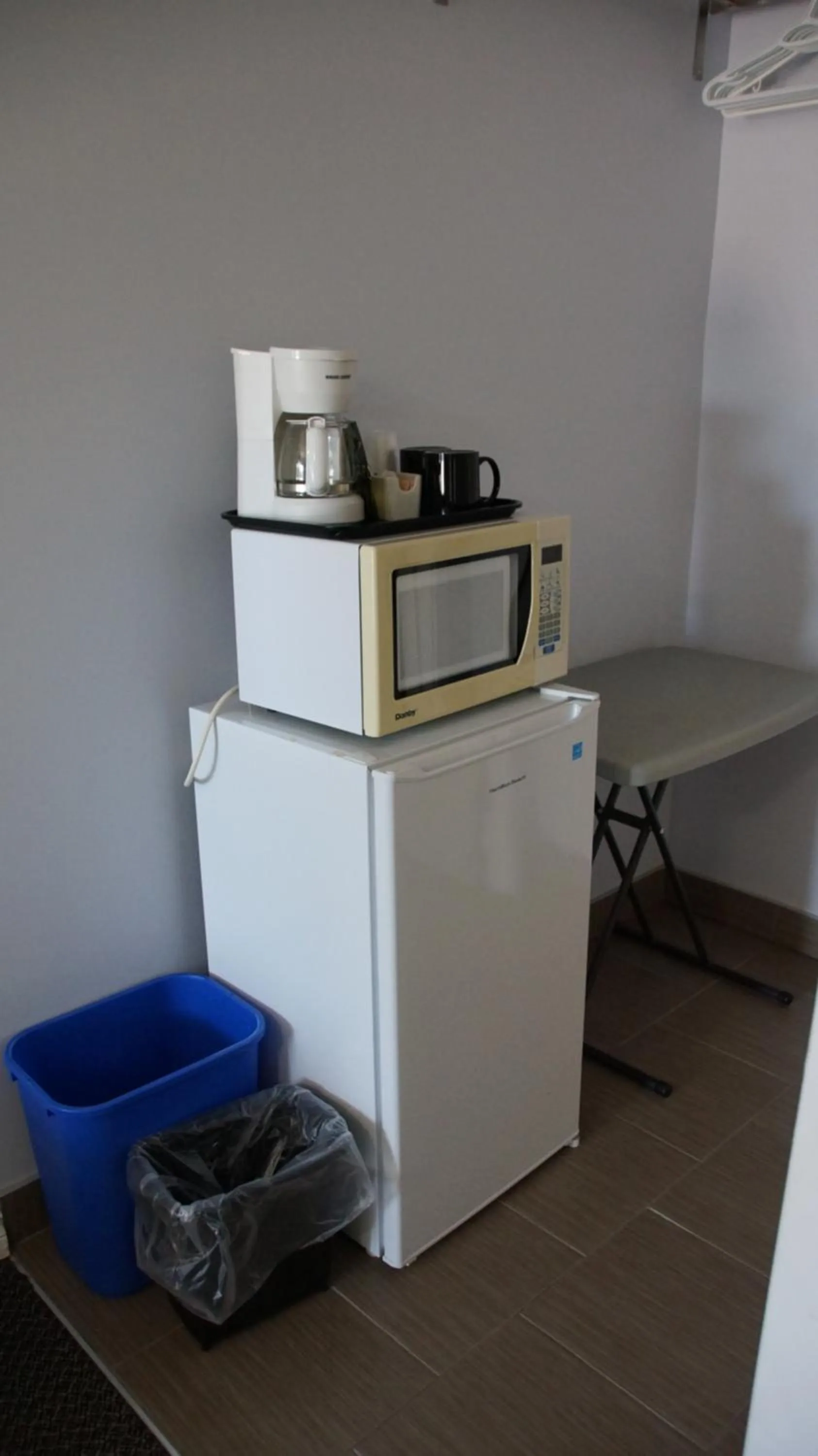 Coffee/tea facilities in Robyn's Motel