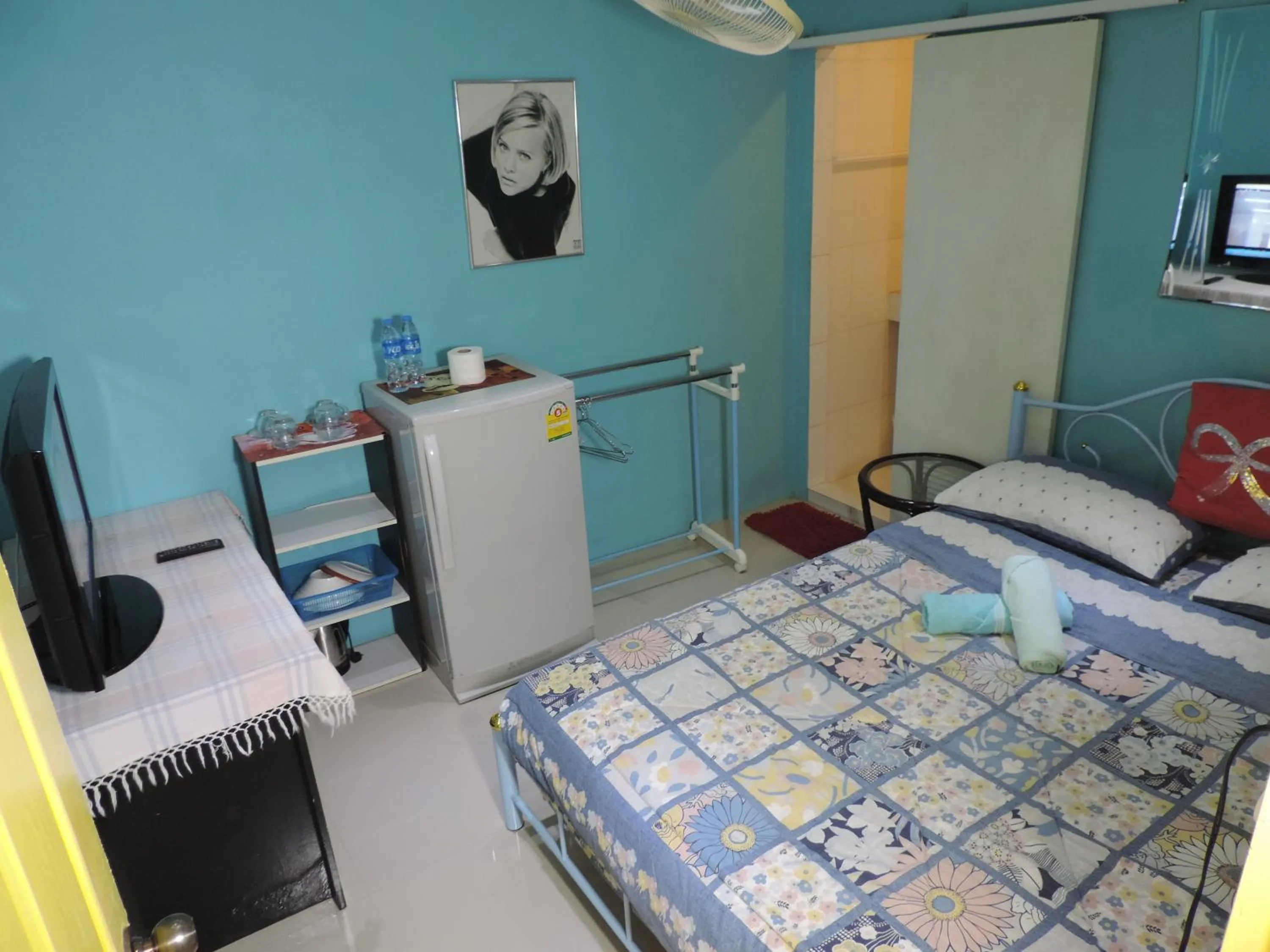 Photo of the whole room, Bed in Blue Paradise Residence