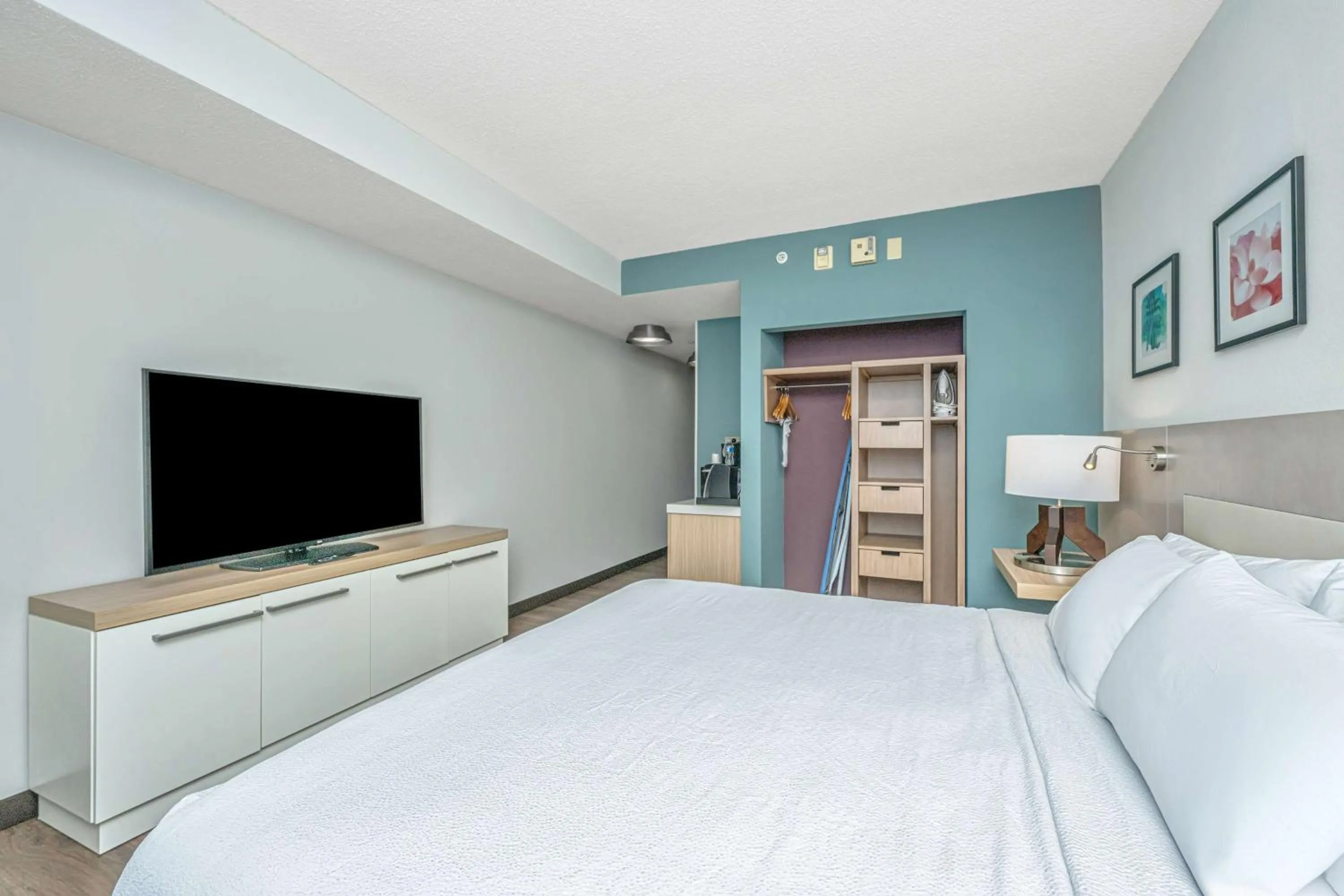 Bed in Hilton Garden Inn Charleston Airport