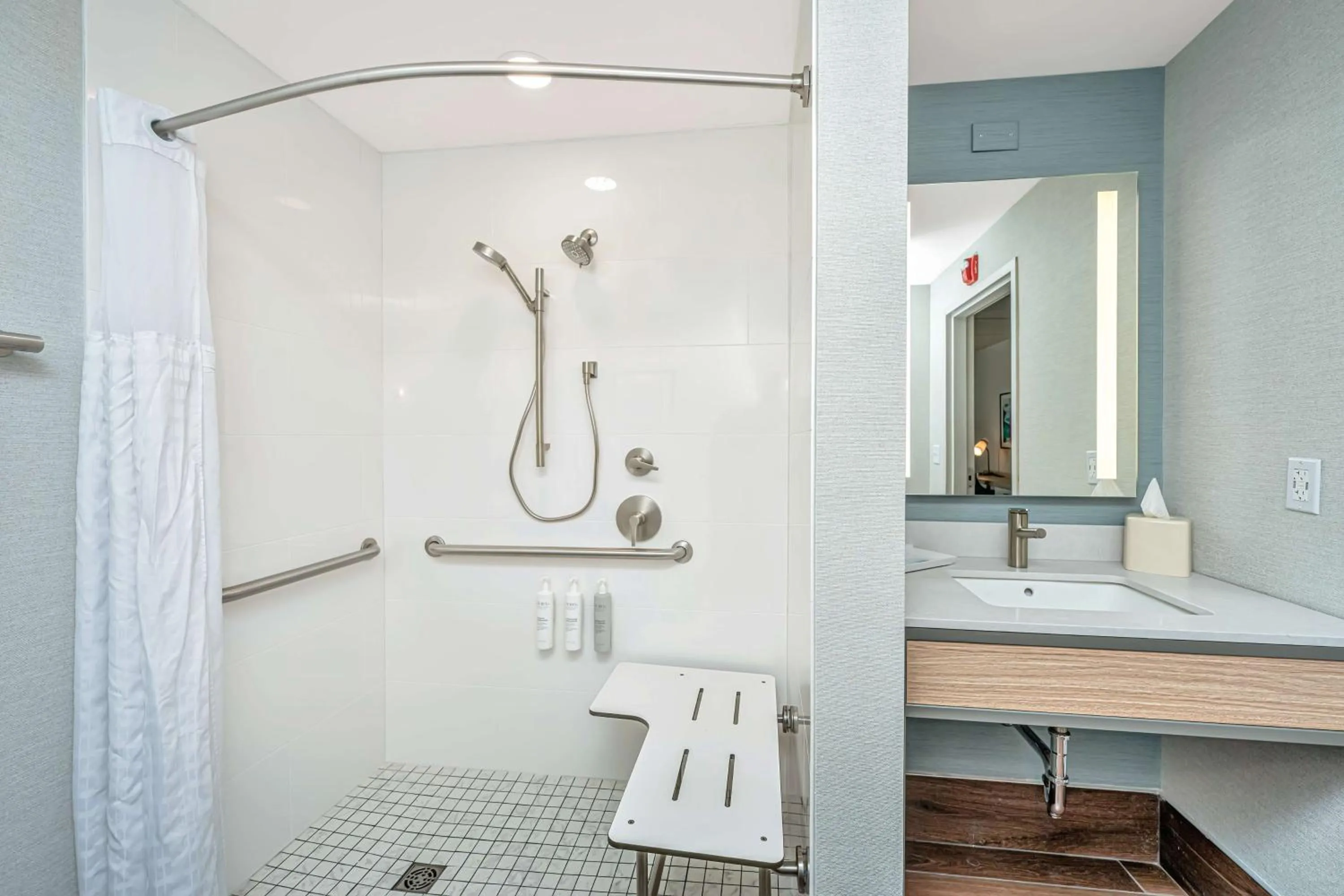 Bathroom in Hilton Garden Inn Charleston Airport