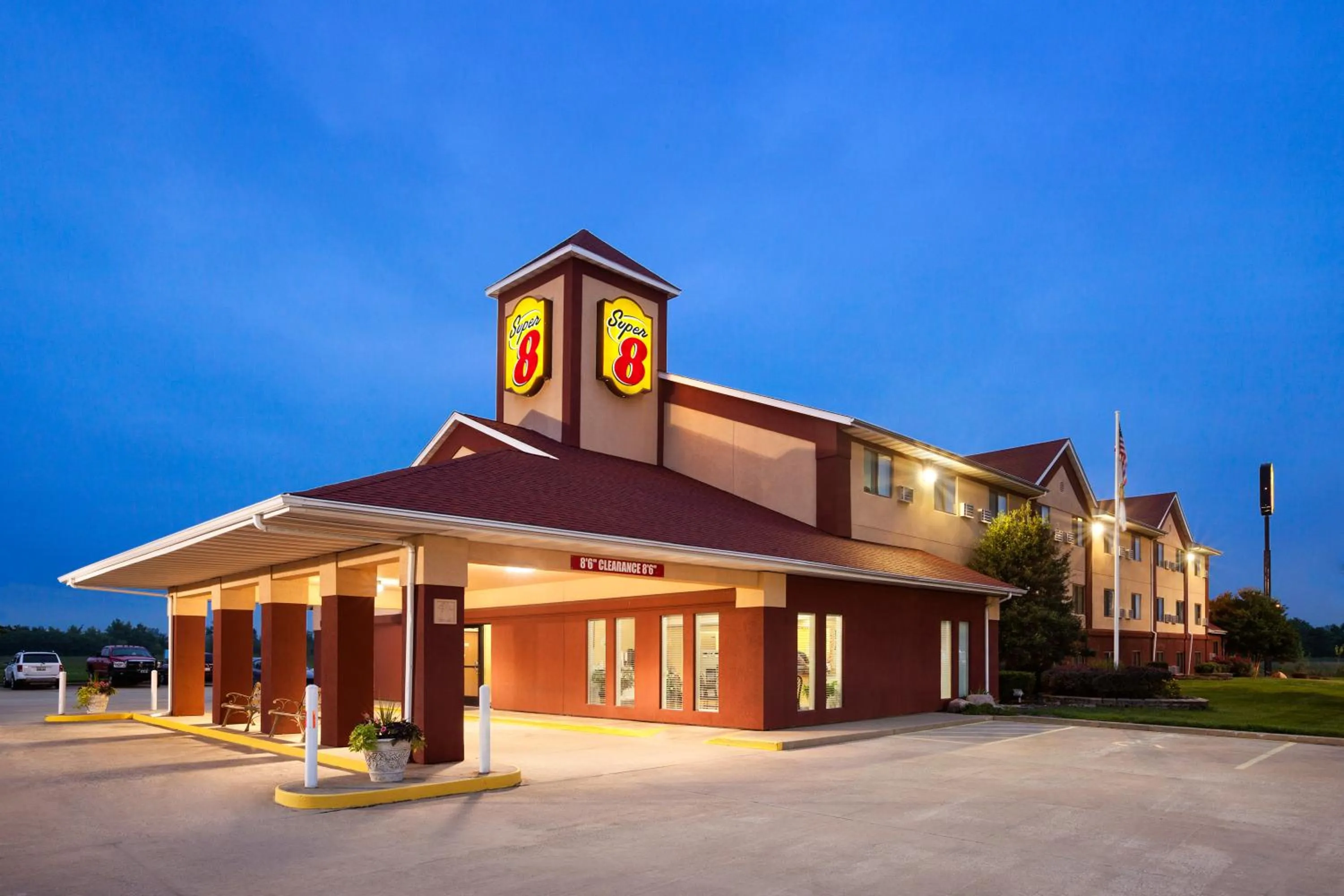 Facade/entrance in Super 8 by Wyndham Salem