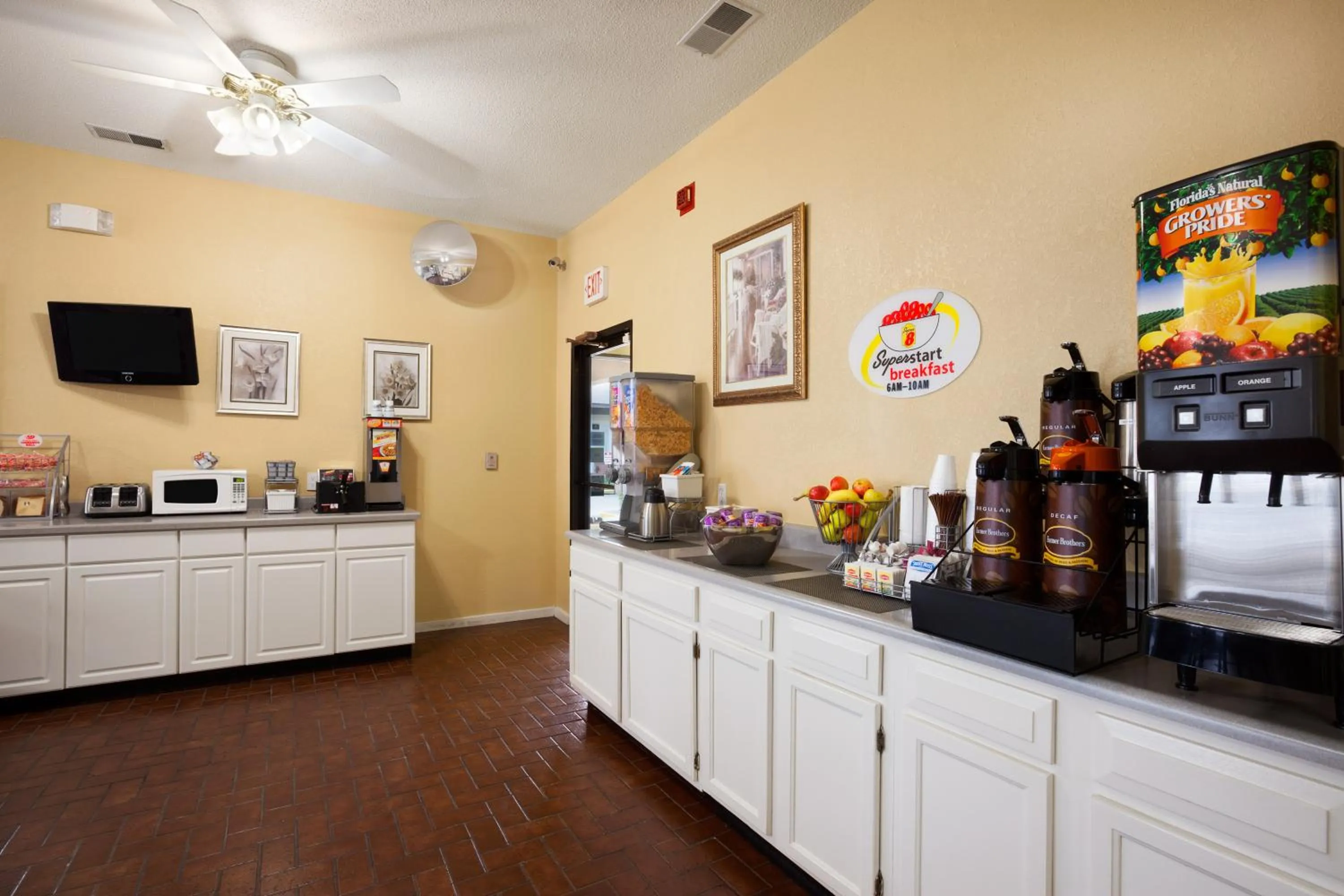 Coffee/tea facilities in Super 8 by Wyndham Salem