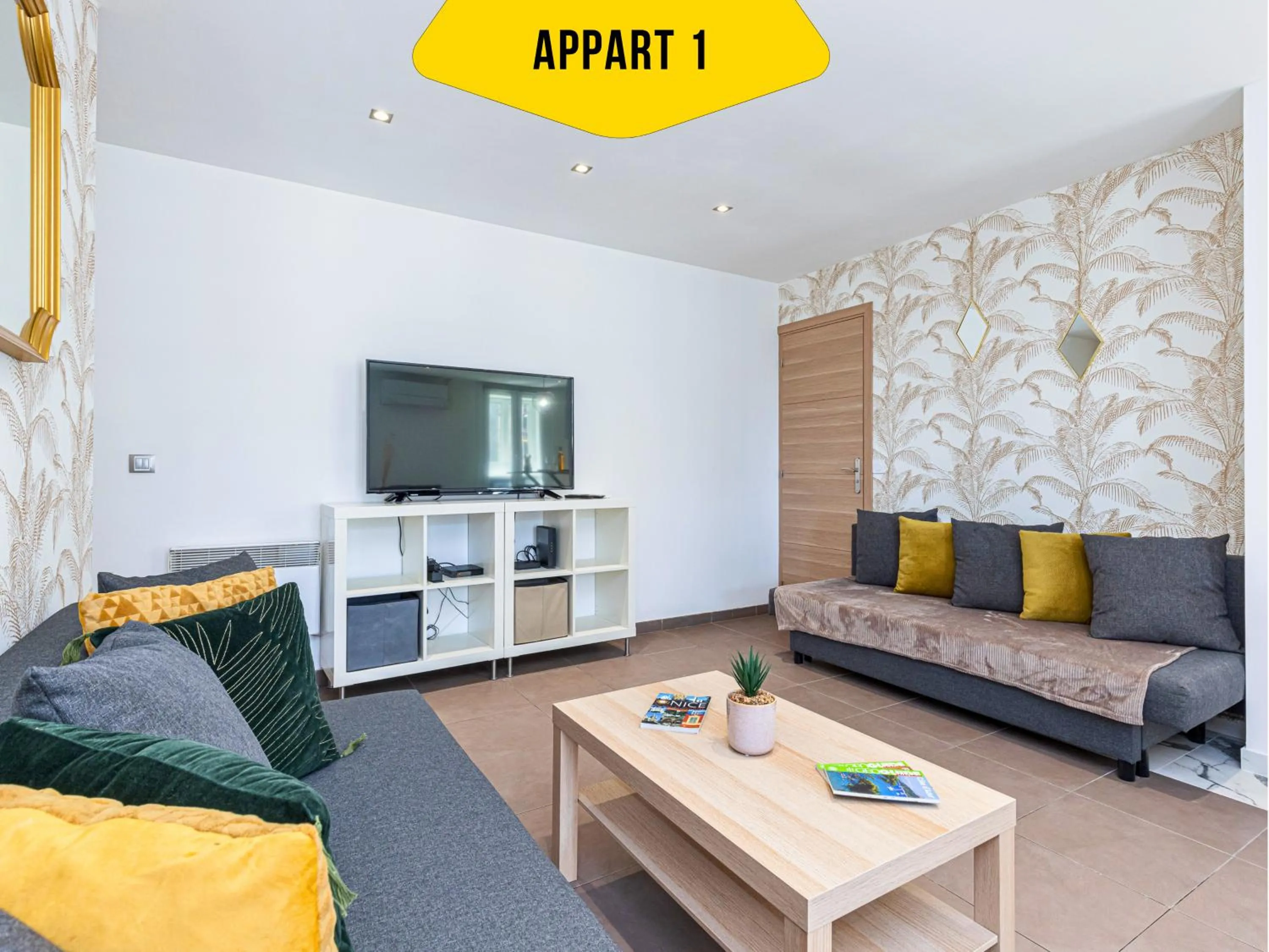 Living room in CASA REINE JEANNE- ideal groups & family -CENTRAL near train station - PARKING - New&CONFORT-AC