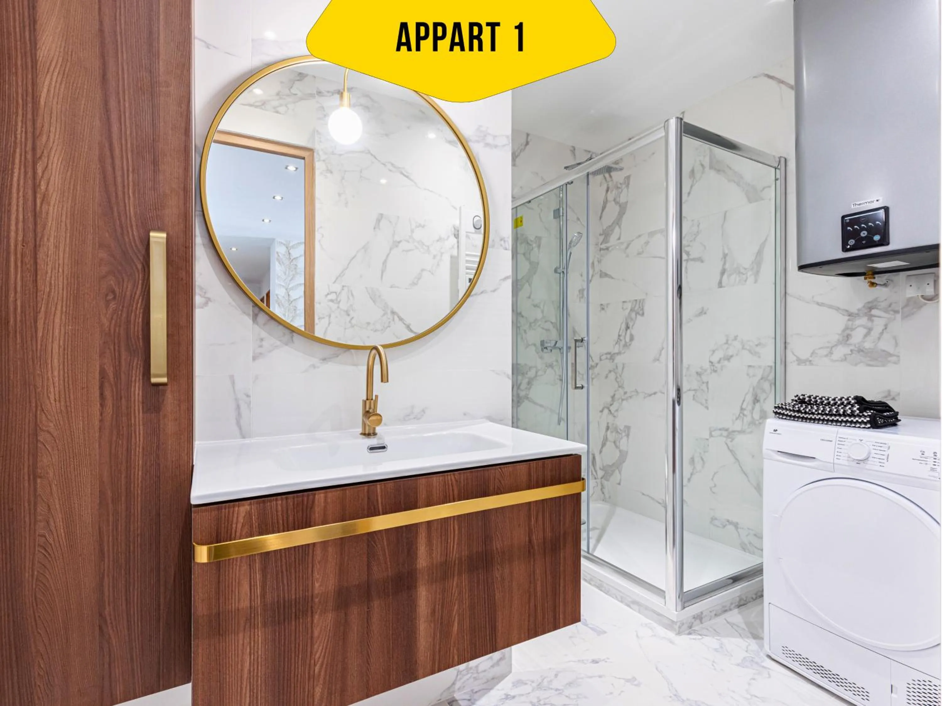 Shower in CASA REINE JEANNE- ideal groups & family -CENTRAL near train station - PARKING - New&CONFORT-AC