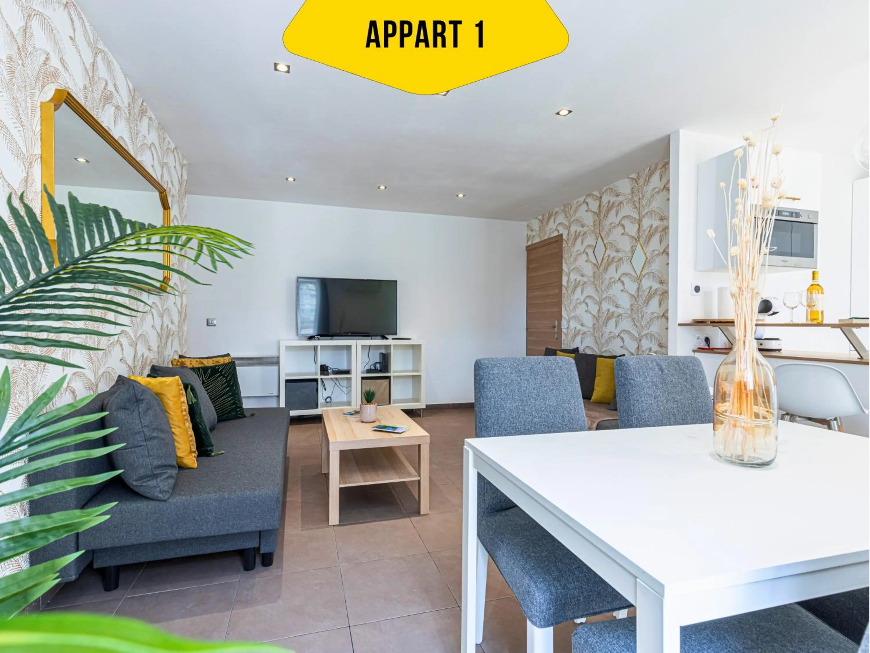 Living room in CASA REINE JEANNE- ideal groups & family -CENTRAL near train station - PARKING - New&CONFORT-AC