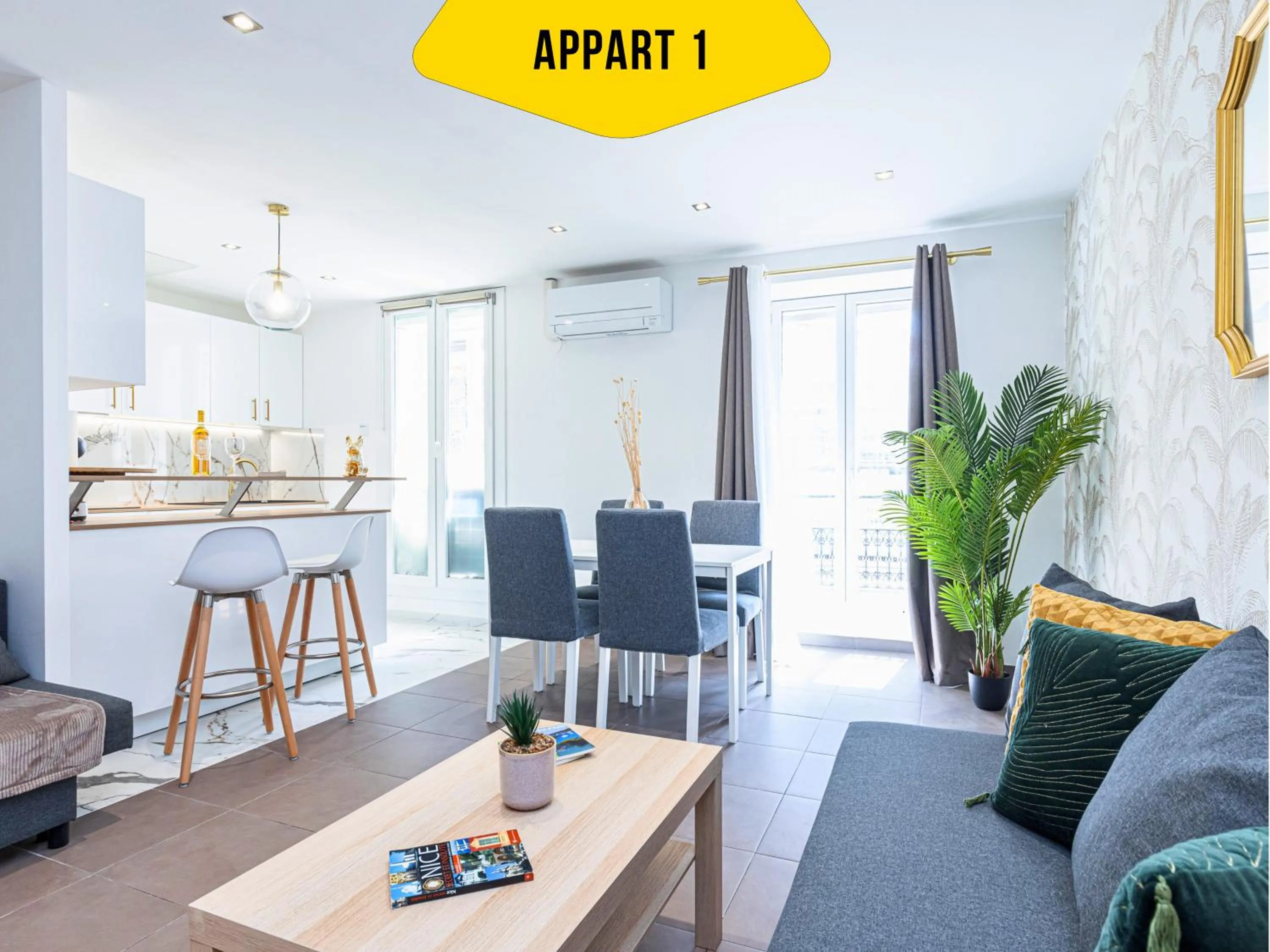 Living room in CASA REINE JEANNE- ideal groups & family -CENTRAL near train station - PARKING - New&CONFORT-AC