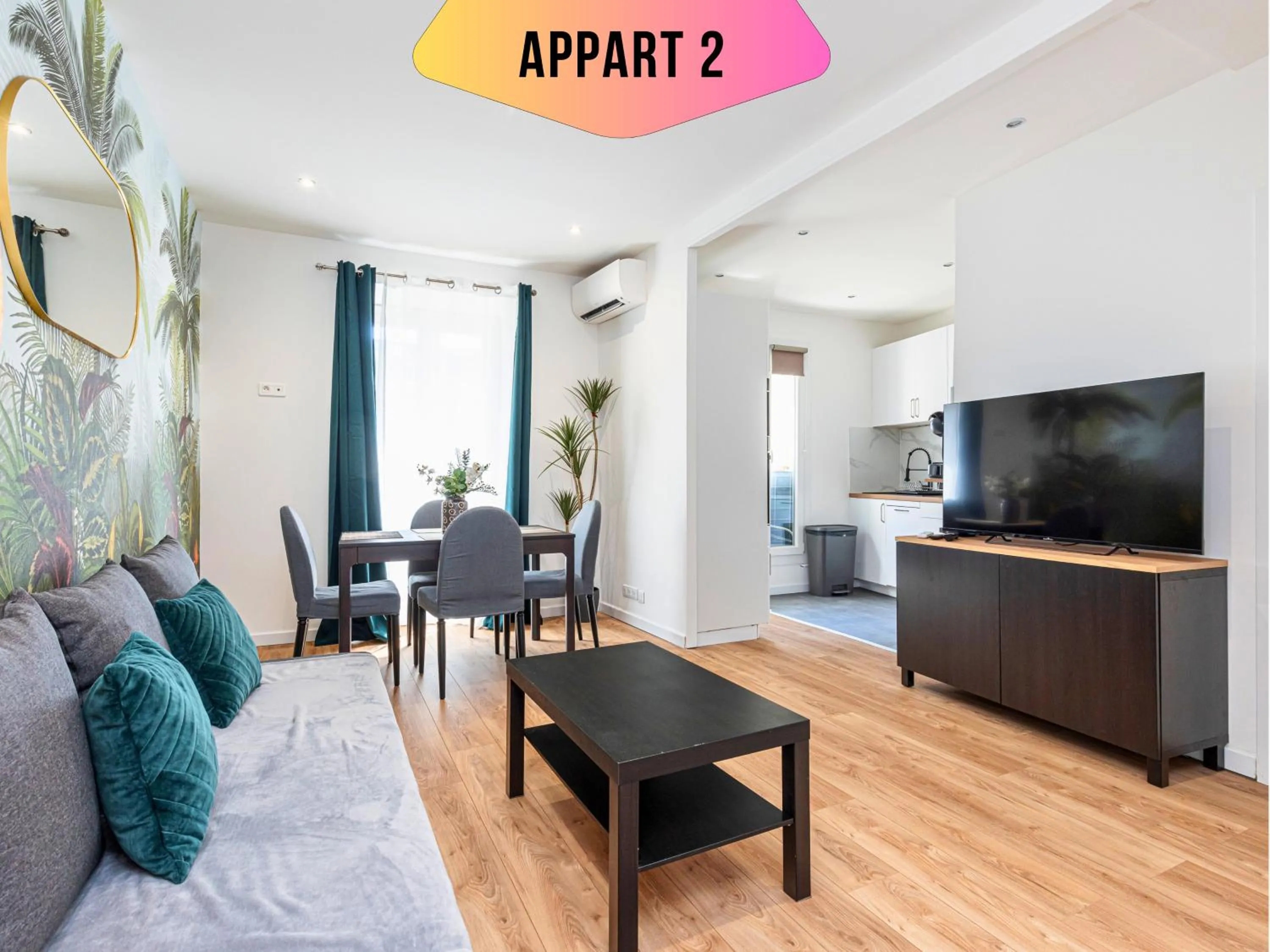 Living room in CASA REINE JEANNE- ideal groups & family -CENTRAL near train station - PARKING - New&CONFORT-AC