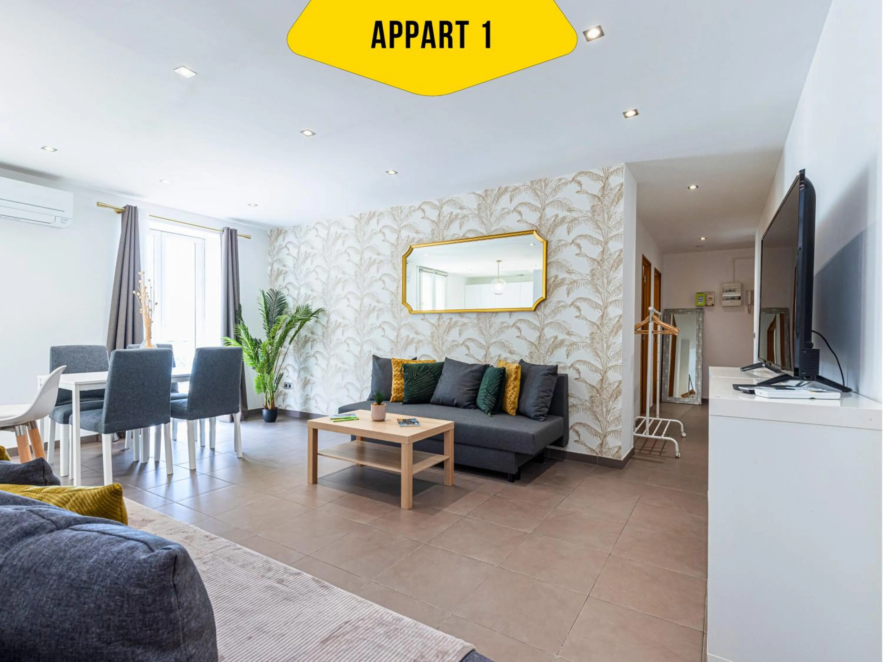 Living room in CASA REINE JEANNE- ideal groups & family -CENTRAL near train station - PARKING - New&CONFORT-AC