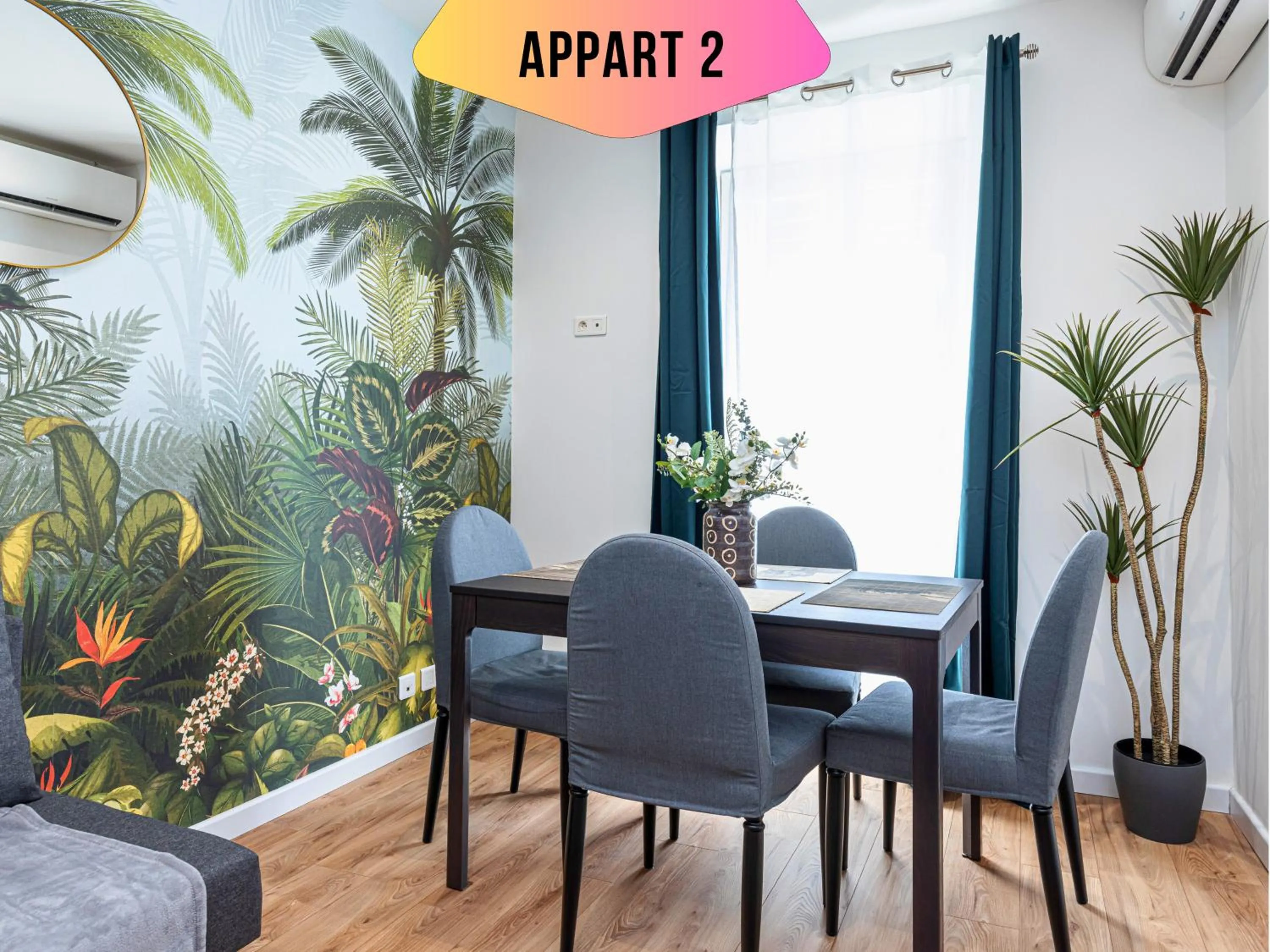 Living room in CASA REINE JEANNE- ideal groups & family -CENTRAL near train station - PARKING - New&CONFORT-AC