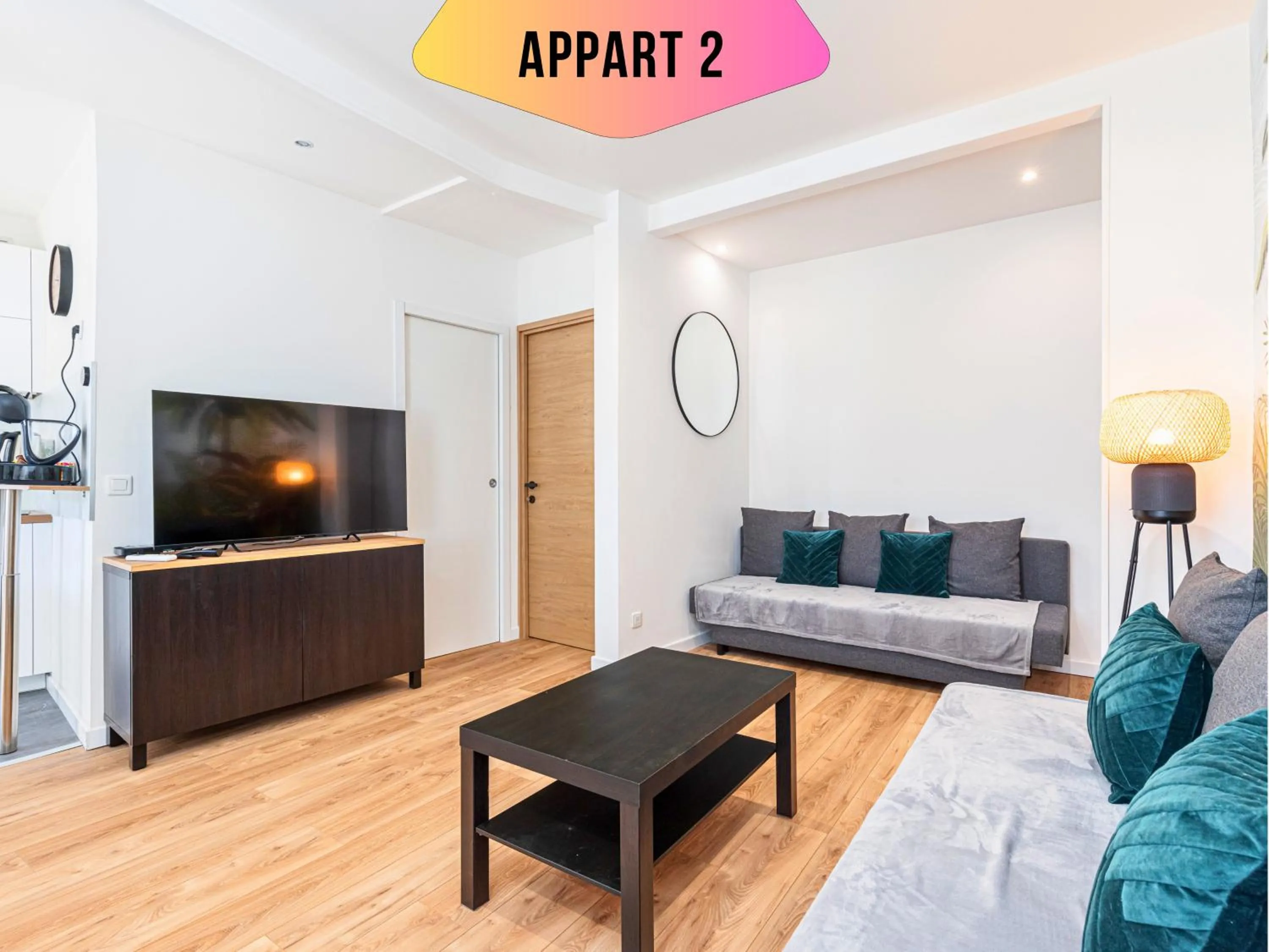 Living room in CASA REINE JEANNE- ideal groups & family -CENTRAL near train station - PARKING - New&CONFORT-AC