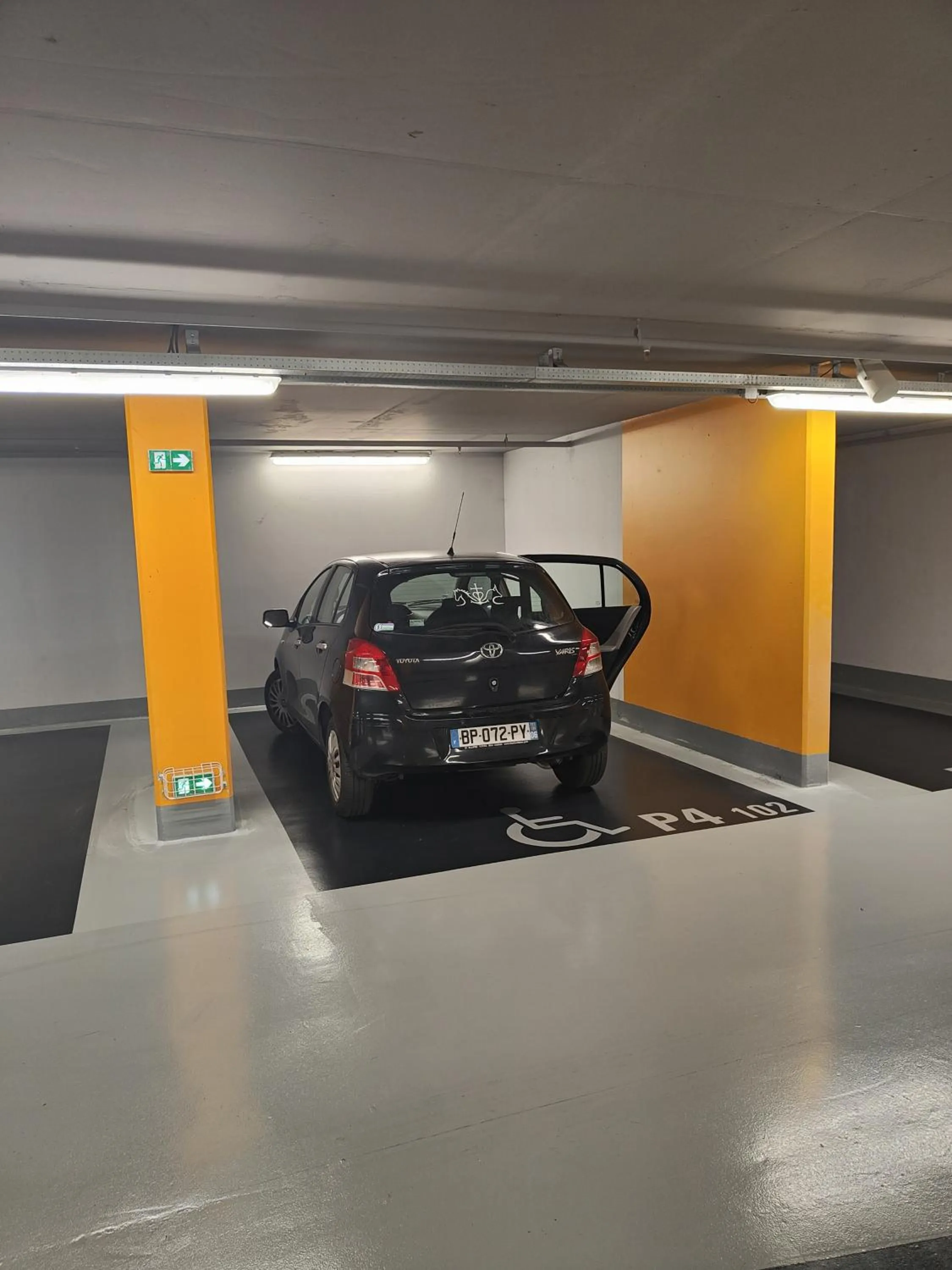 Parking in CASA REINE JEANNE- ideal groups & family -CENTRAL near train station - PARKING - New&CONFORT-AC