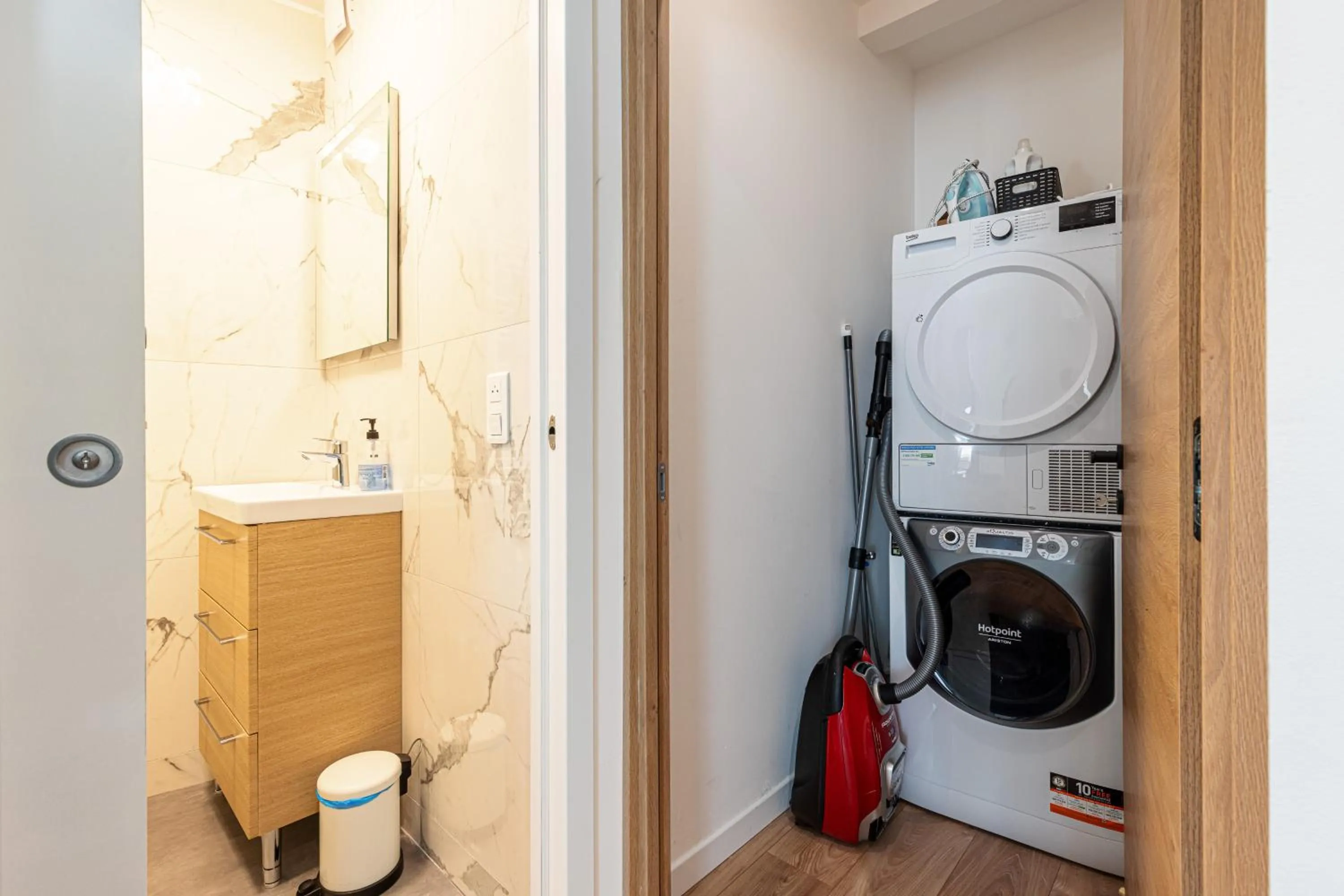 washing machine in CASA REINE JEANNE- ideal groups & family -CENTRAL near train station - PARKING - New&CONFORT-AC