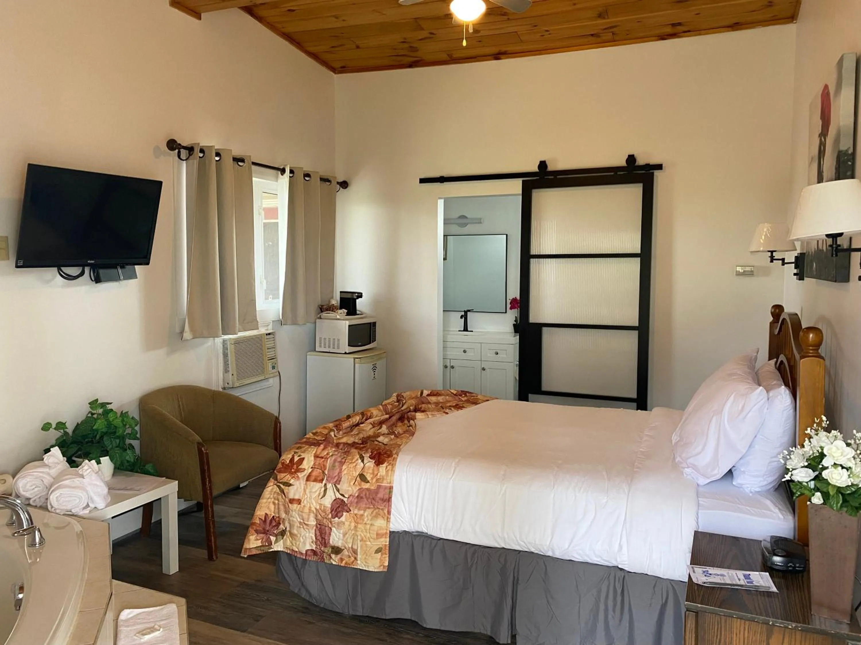 Bedroom, Bed in Canadas Best Value Inn & Suites Summerside