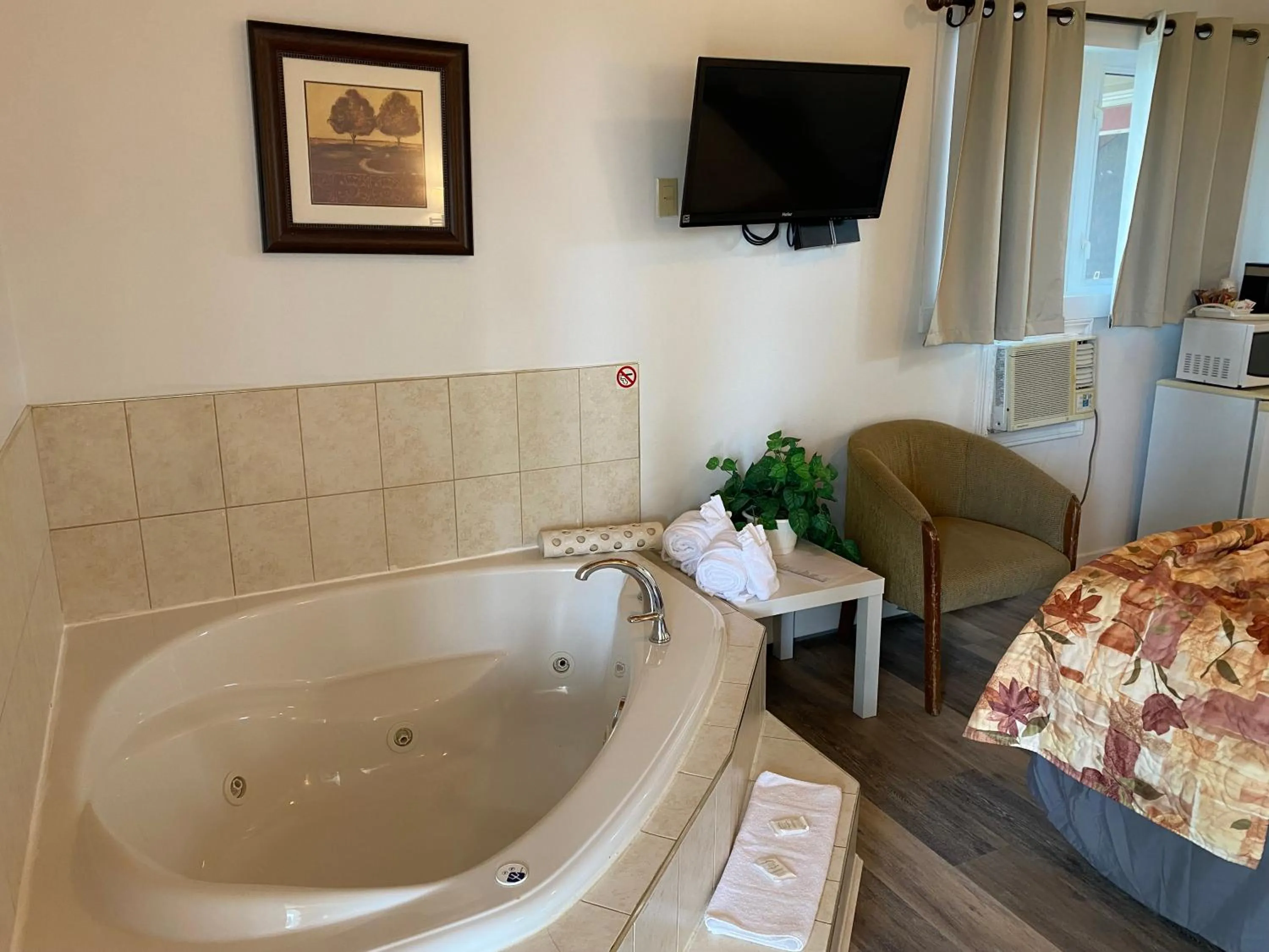 Bath, Bed in Canadas Best Value Inn & Suites Summerside