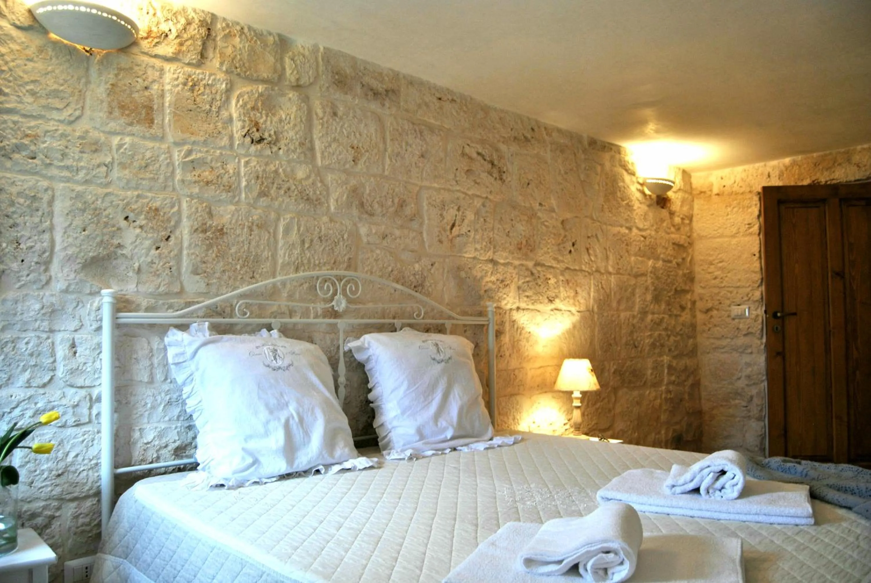 Bed in Trulli Sciummo Relais