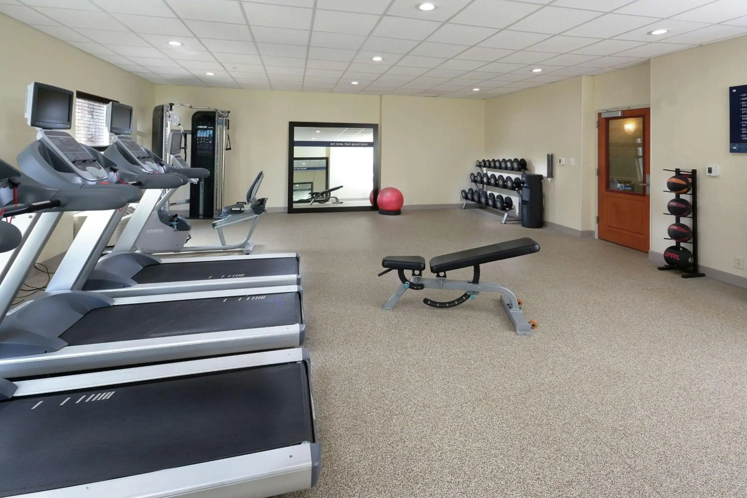 Fitness centre/facilities in Hampton Inn & Suites Clinton Fitness centre/facilities in Hampton Inn & Suites Clinton