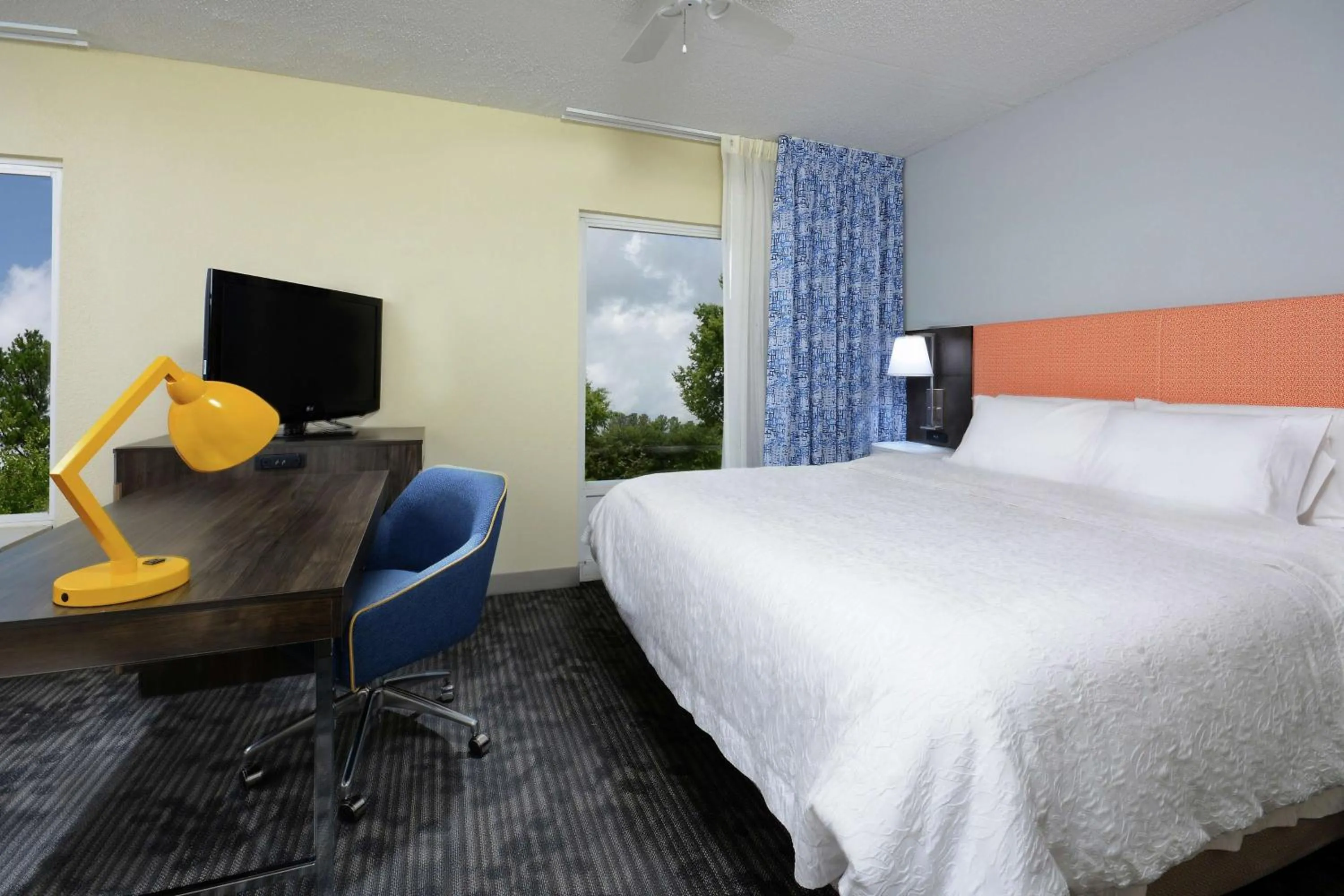 Bedroom, Bed in Hampton Inn & Suites Clinton