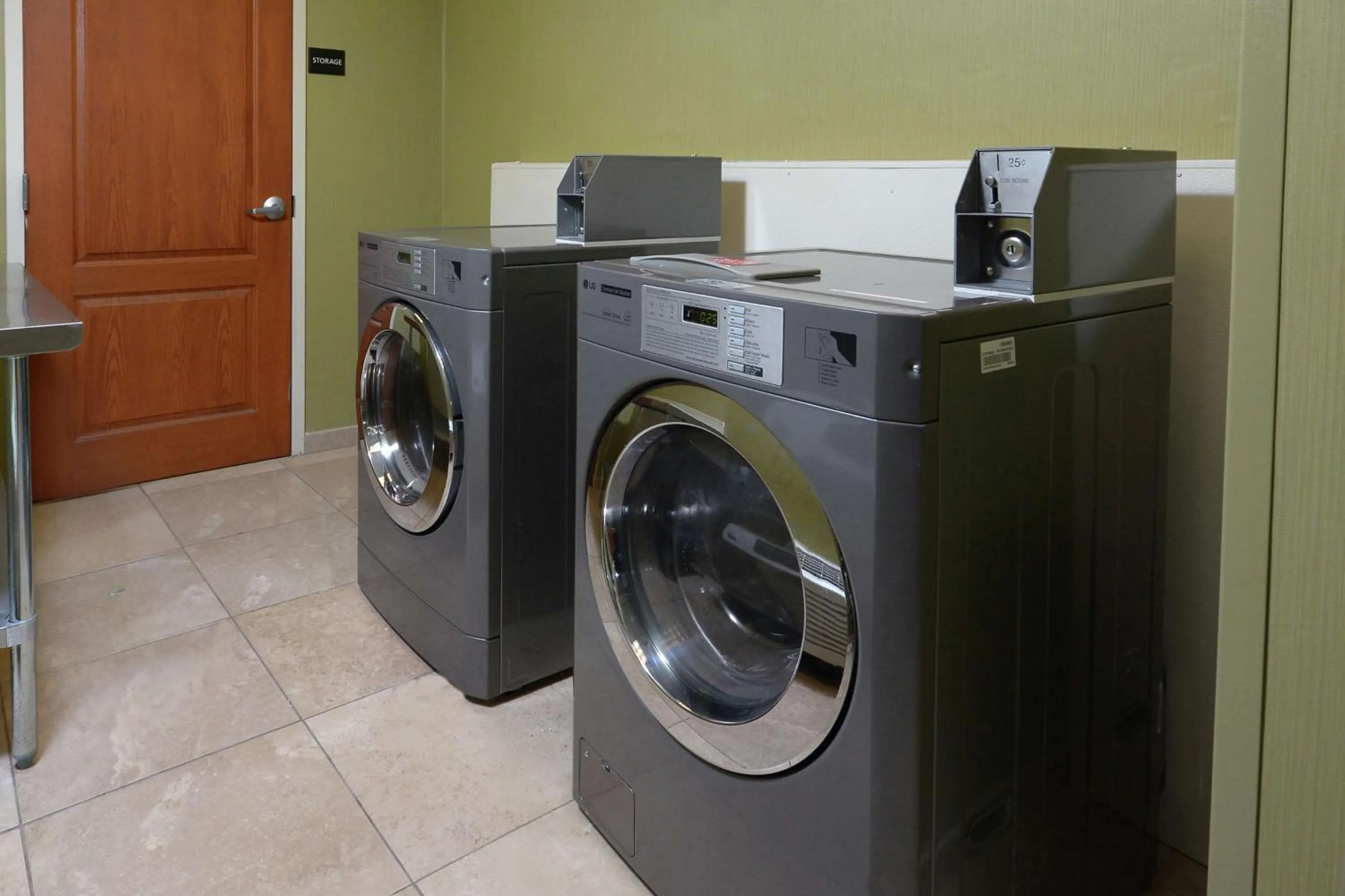 Property building in Hampton Inn & Suites Clinton