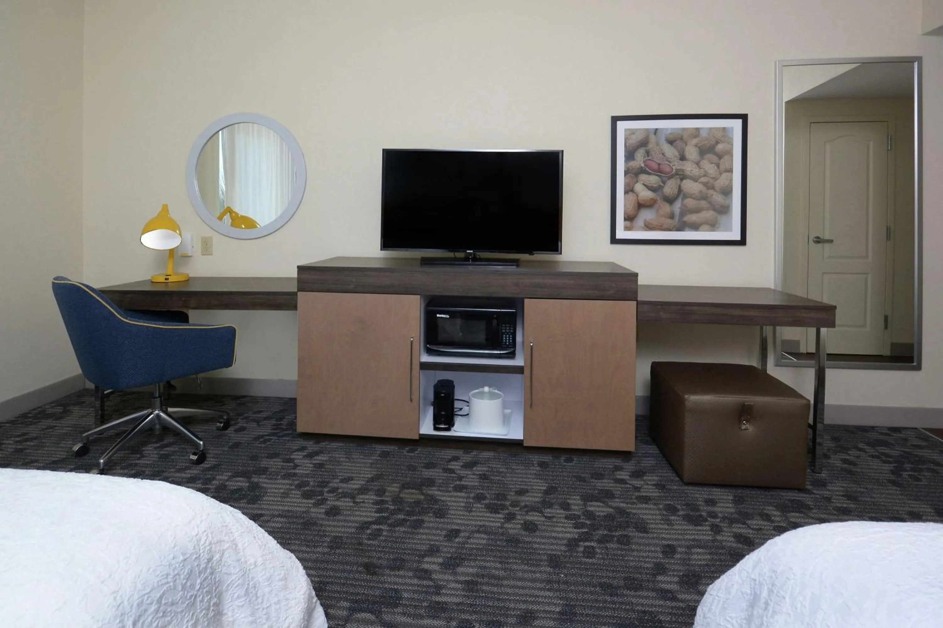 Bedroom, Bed in Hampton Inn & Suites Clinton