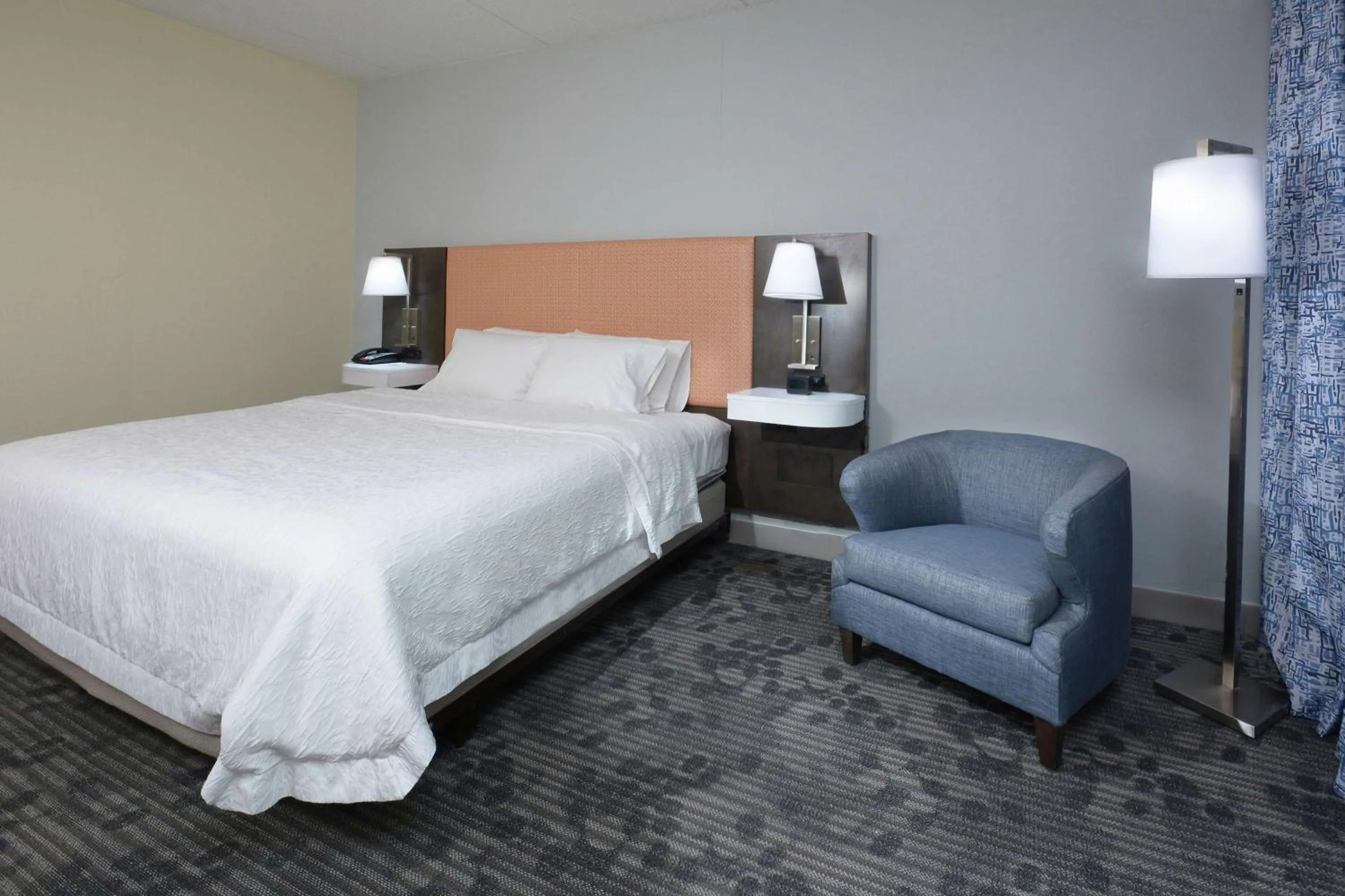 Bed in Hampton Inn & Suites Clinton