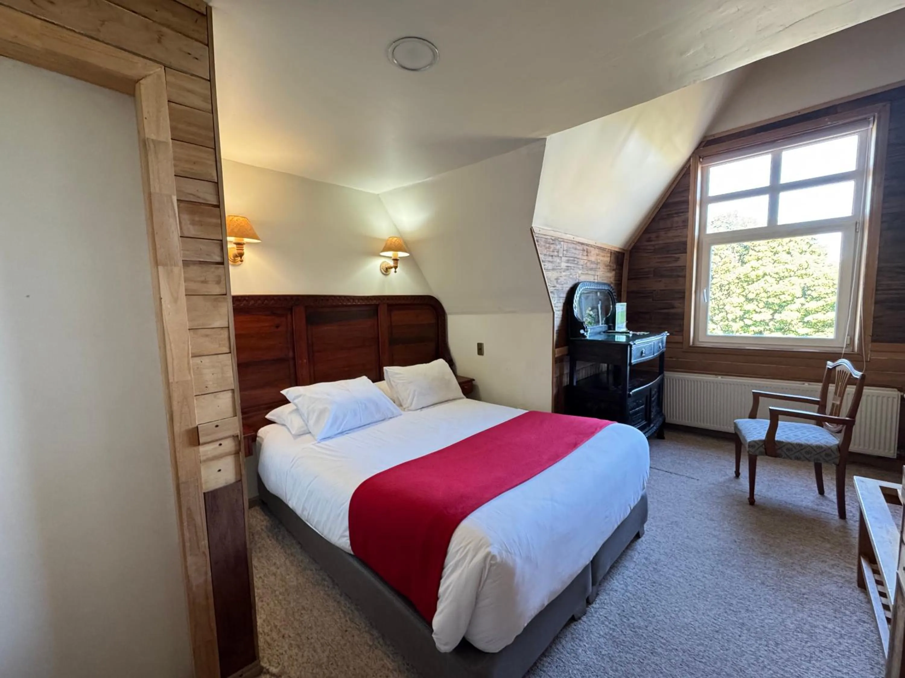 Photo of the whole room, Bed in Hotel Museo El Greco Puerto Varas