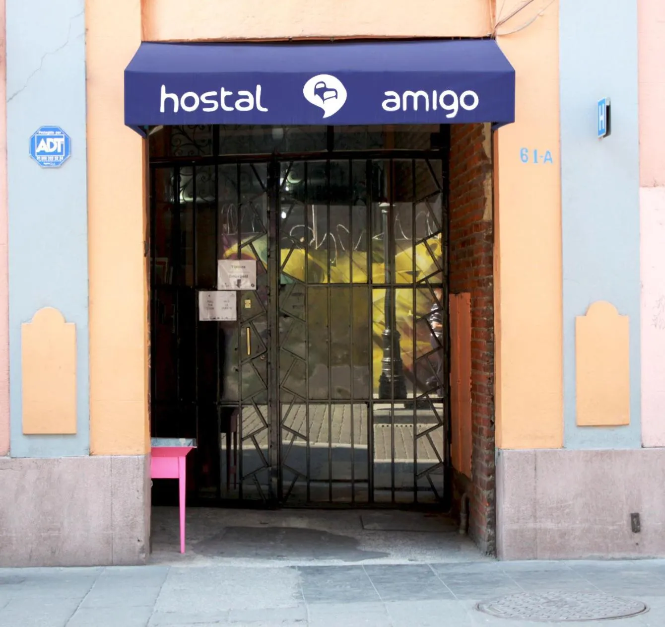 Facade/entrance in Hostal Amigo