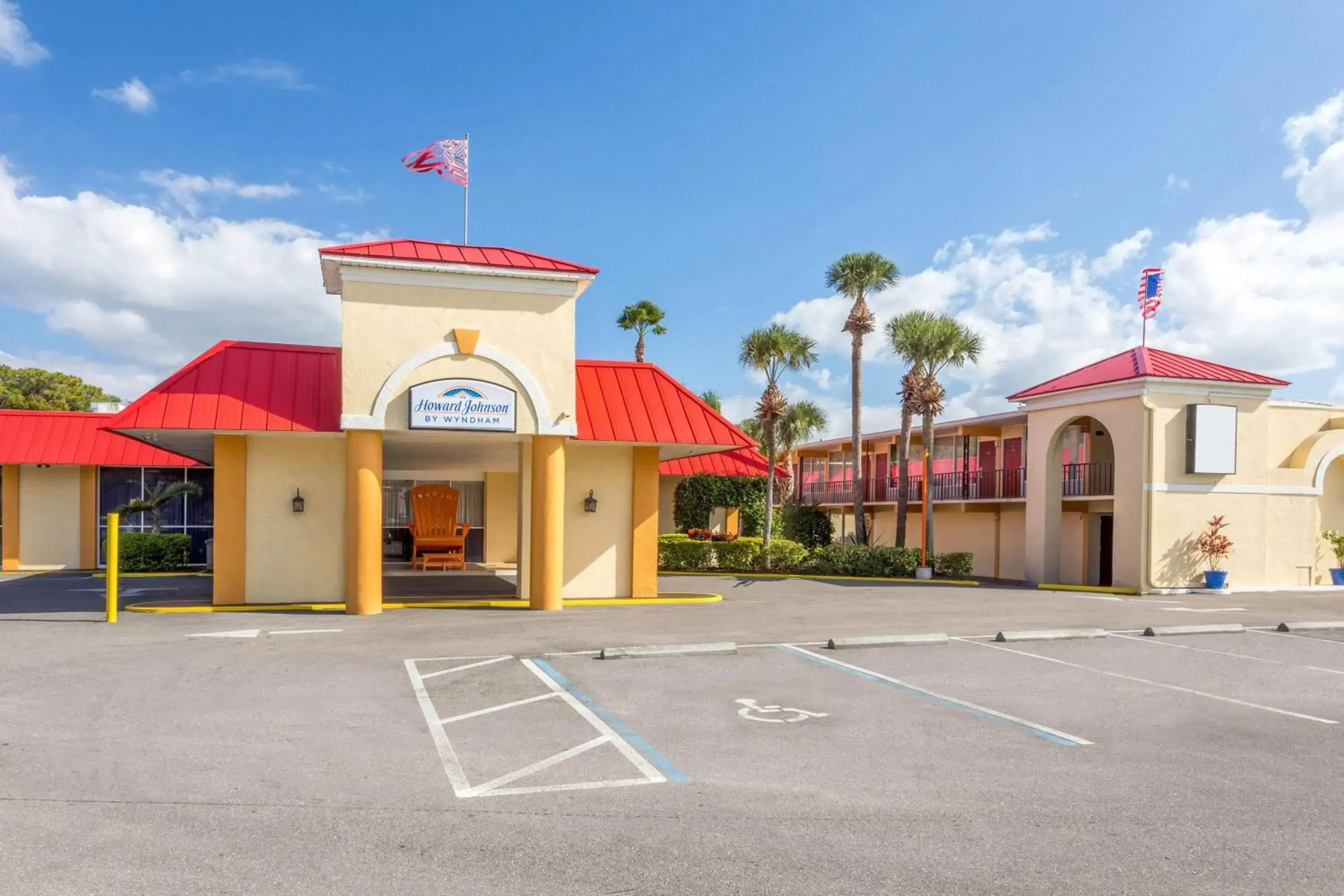 Property building in Howard Johnson by Wyndham Lakeland Property building in Howard Johnson by Wyndham Lakeland
