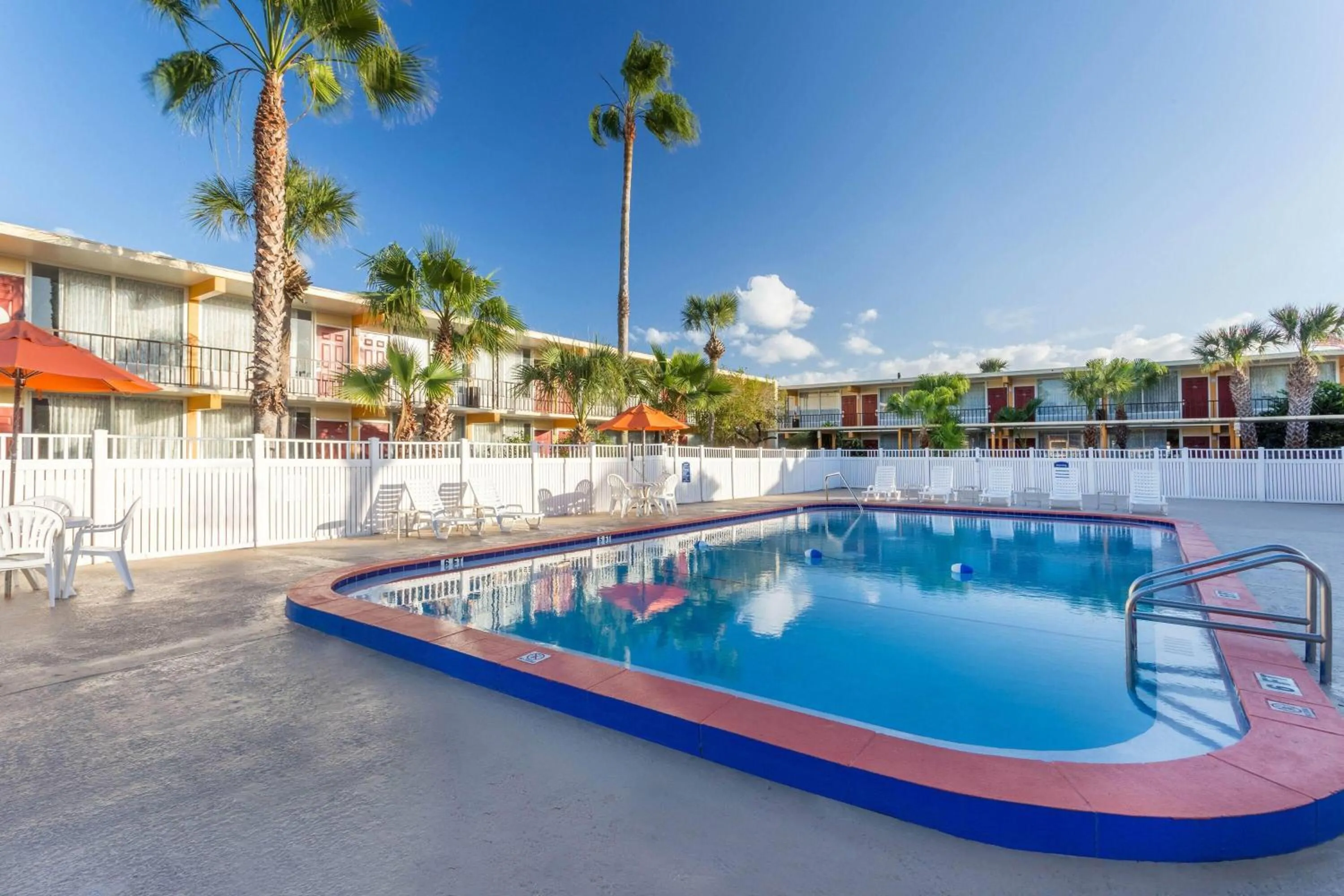 Pool view in Howard Johnson by Wyndham Lakeland