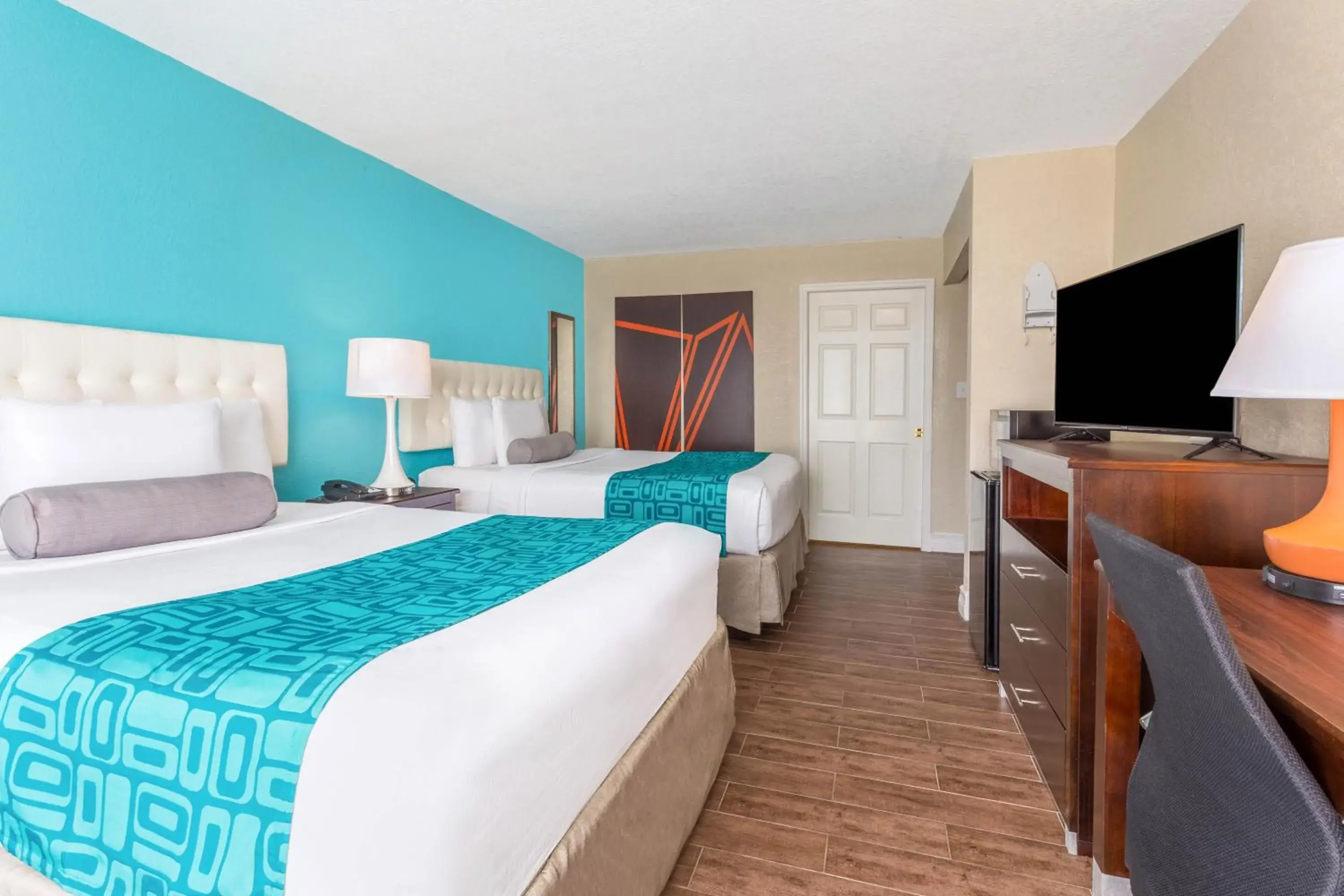 Queen Room with Two Queen Beds and Roll-In Shower - Mobility/Hearing Accessible - Non-Smoking in Howard Johnson by Wyndham Lakeland Queen Room with Two Queen Beds and Roll-In Shower - Mobility/Hearing Accessible - Non-Smoking in Howard Johnson by Wyndham Lakeland