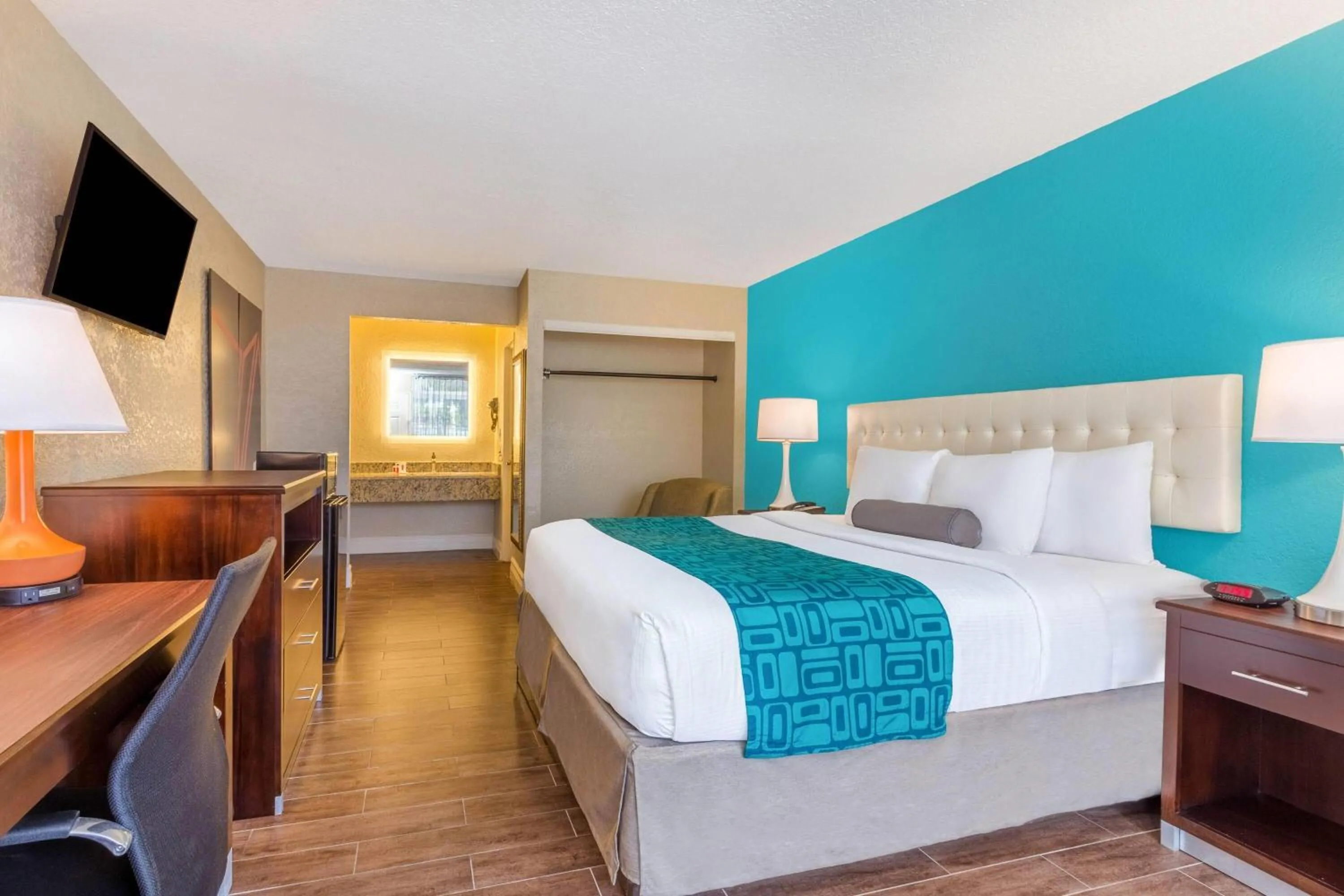 Photo of the whole room, Bed in Howard Johnson by Wyndham Lakeland