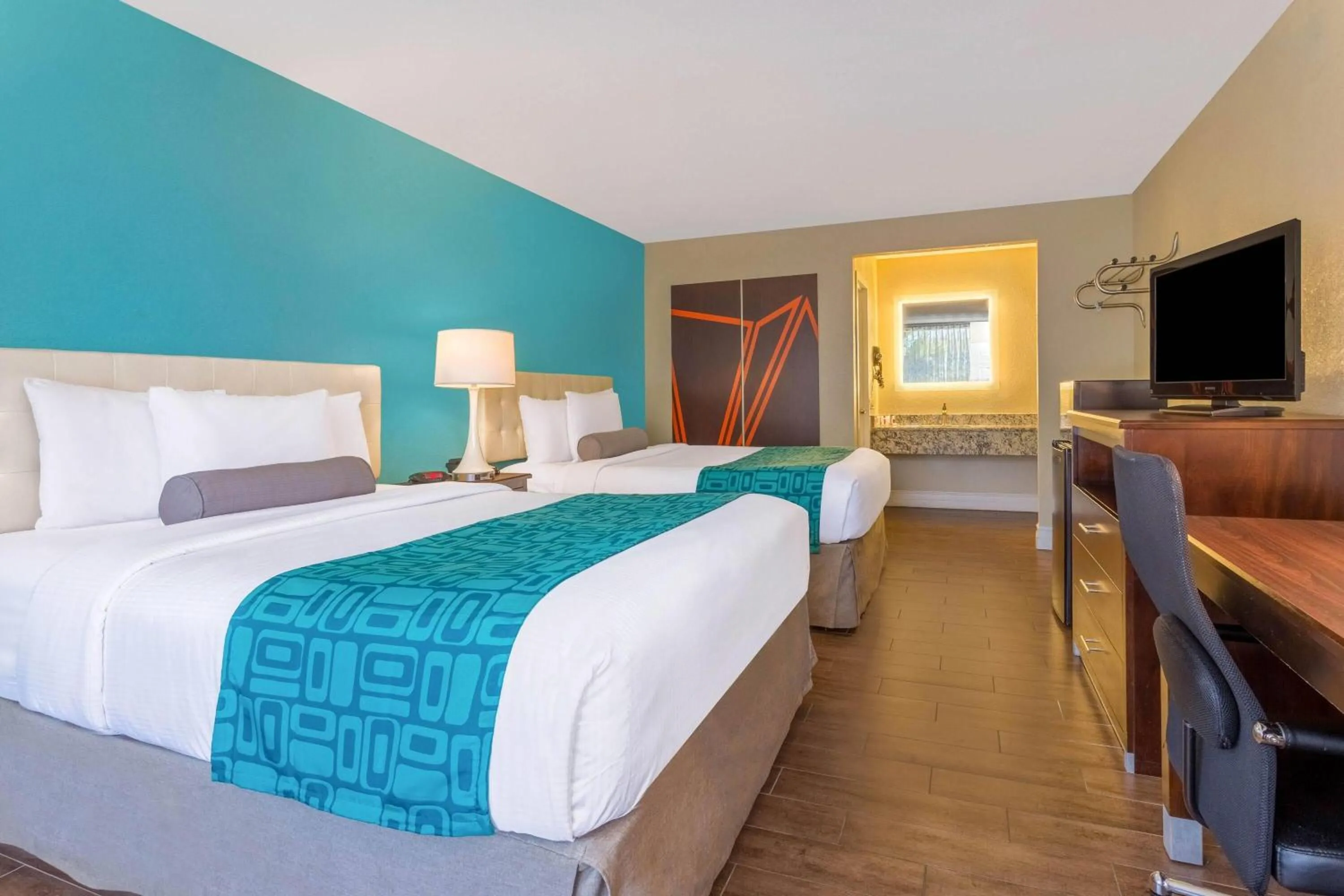 Photo of the whole room, Bed in Howard Johnson by Wyndham Lakeland