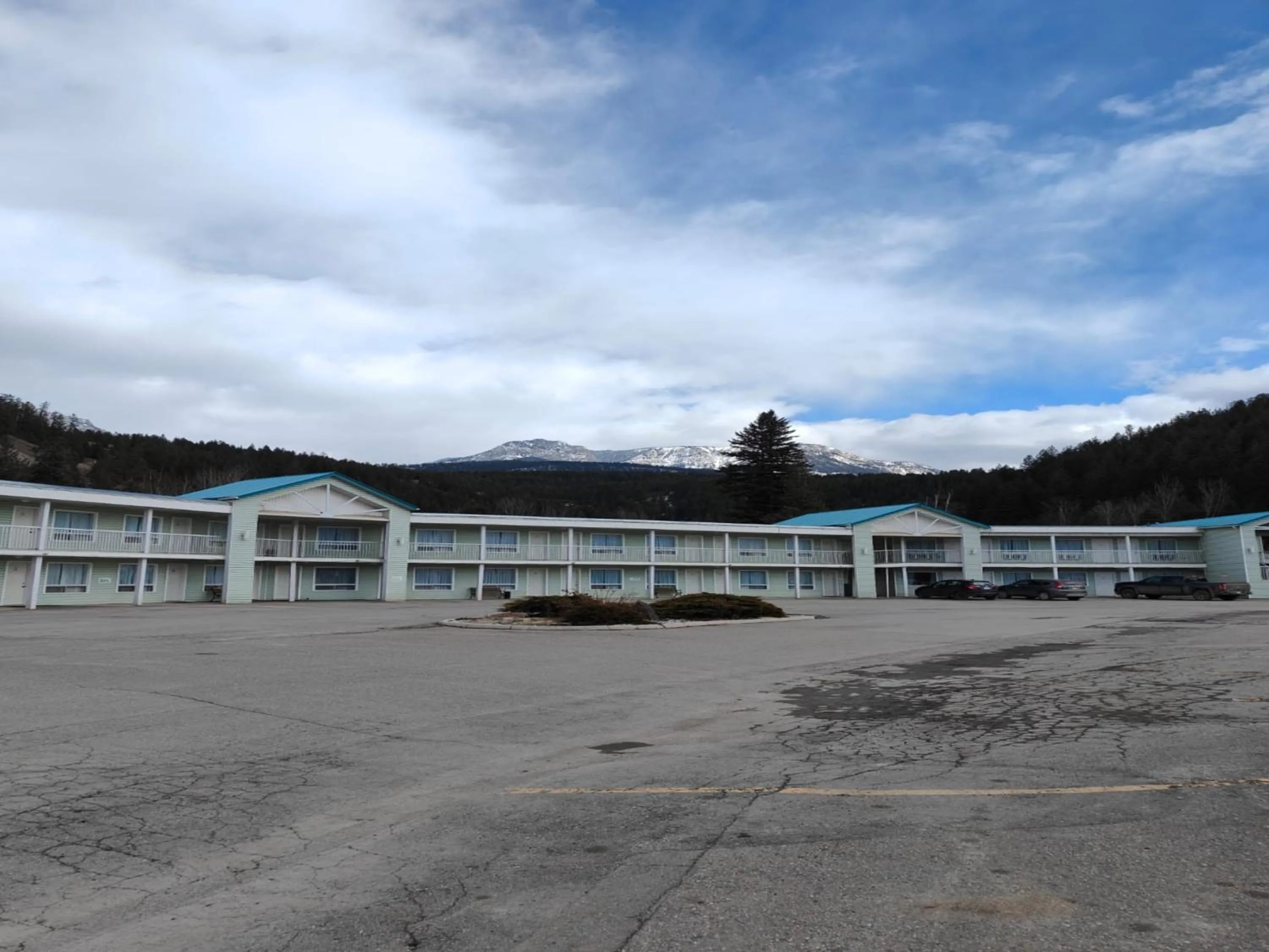 Property building in Ponderosa Motor Inn