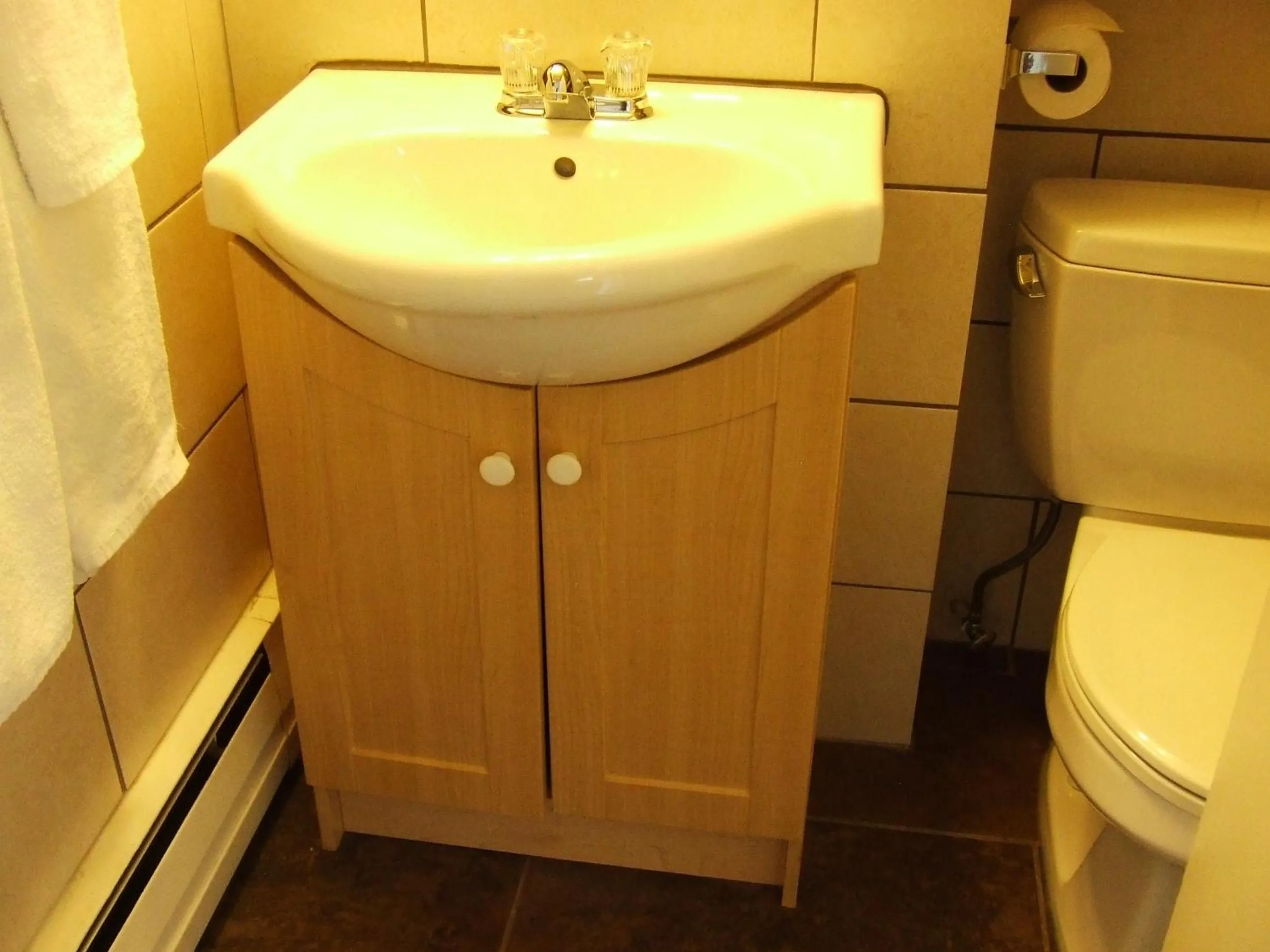 Bathroom in Ponderosa Motor Inn