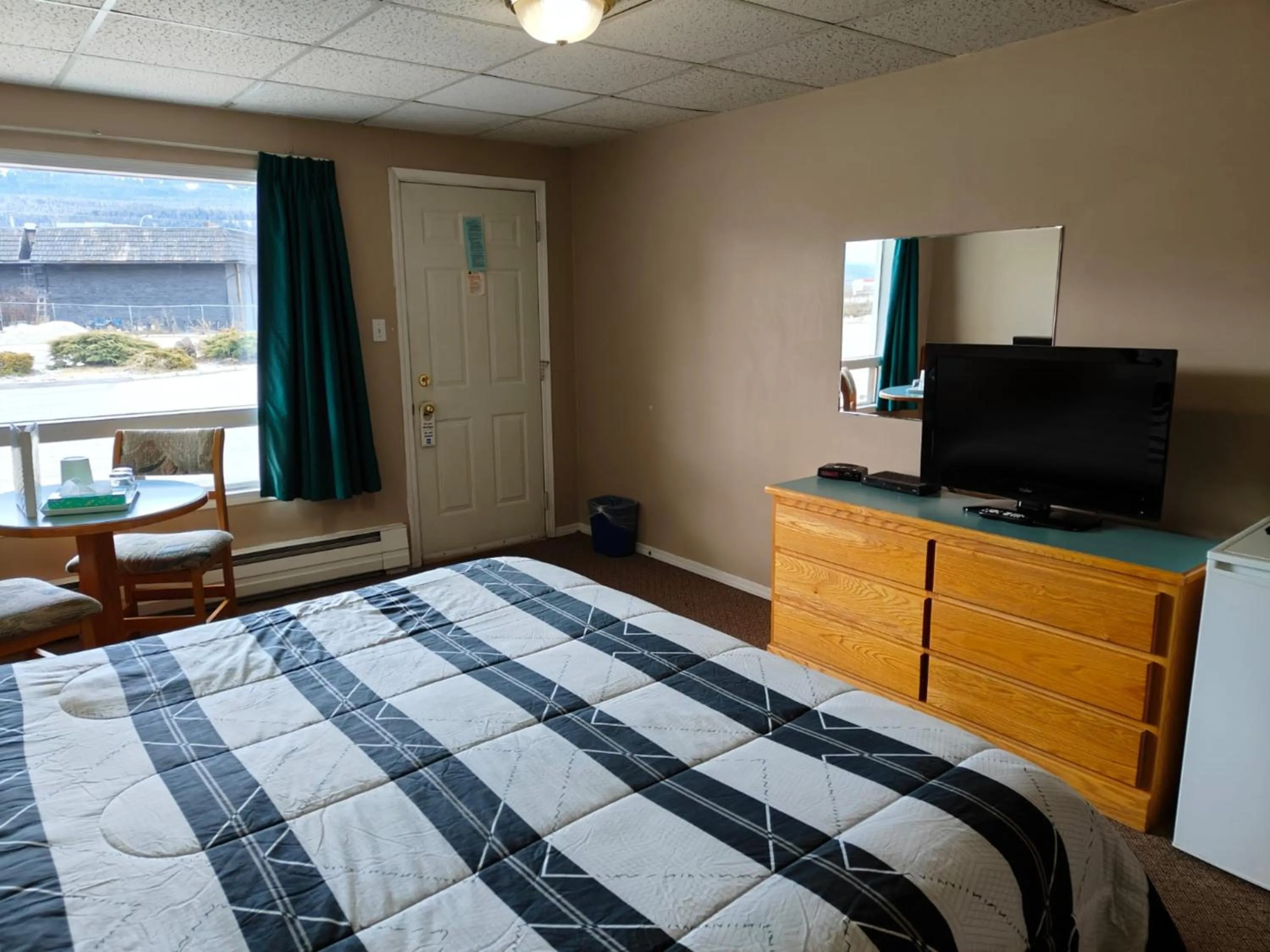Bed in Ponderosa Motor Inn
